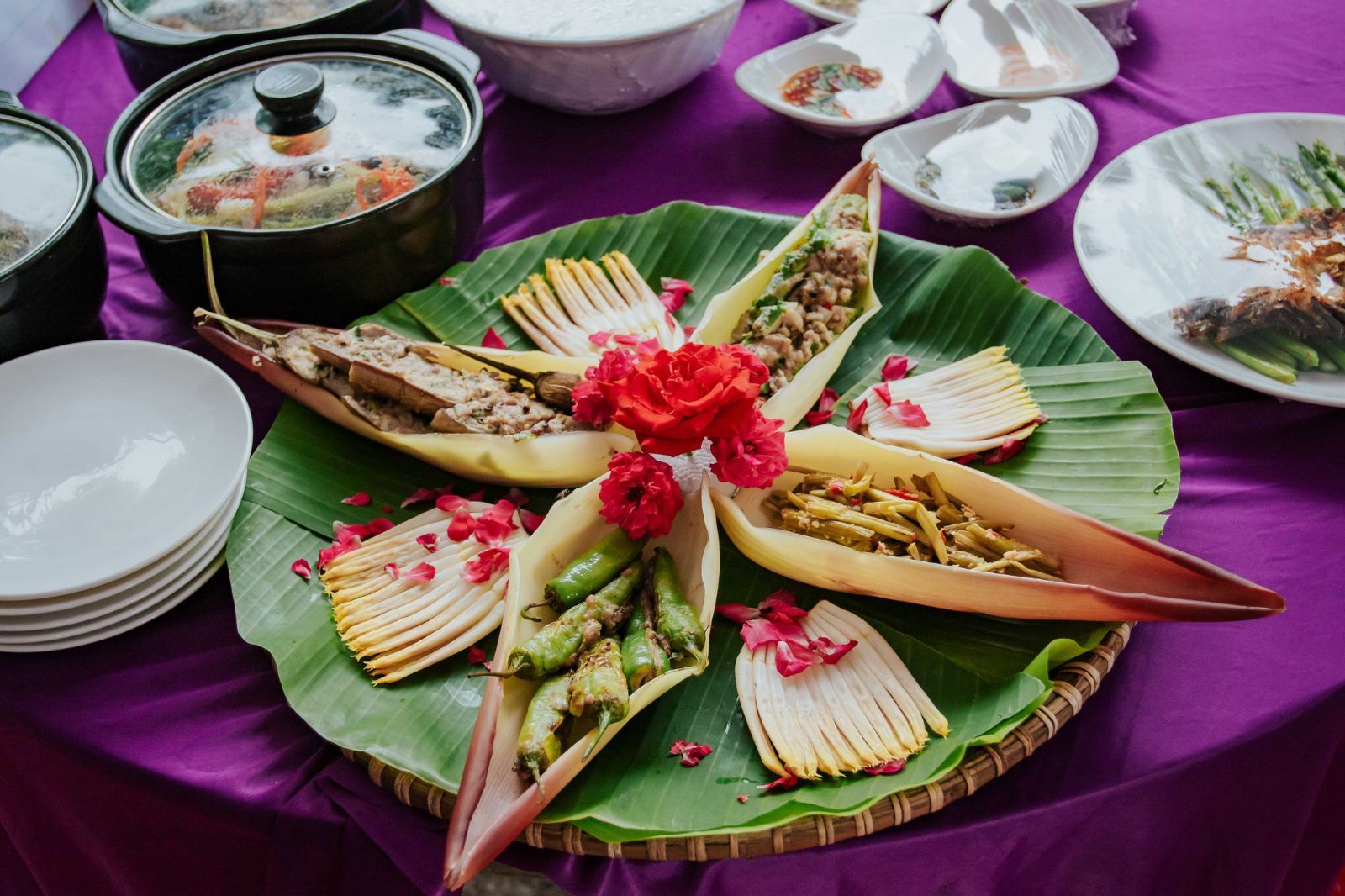 Ảnh: Cá trắm được chế biến thành nhiều món trong lễ hội