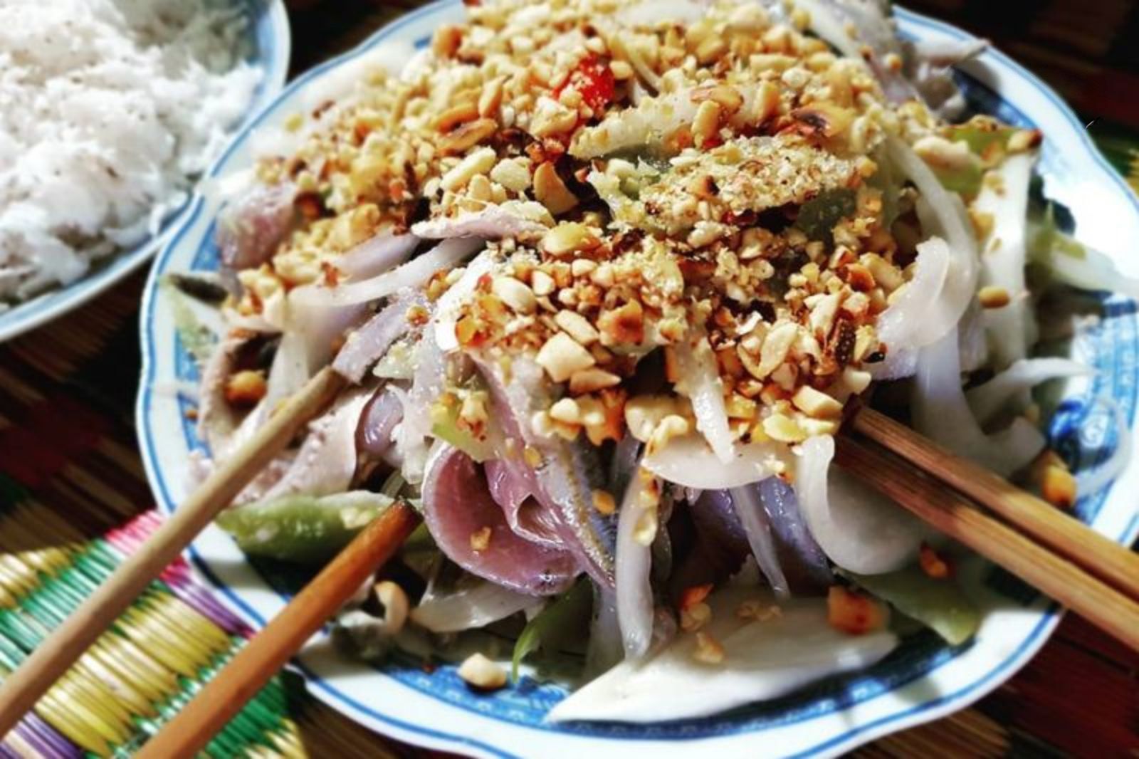 Cá trích được làm sạch sau đó thái mỏng