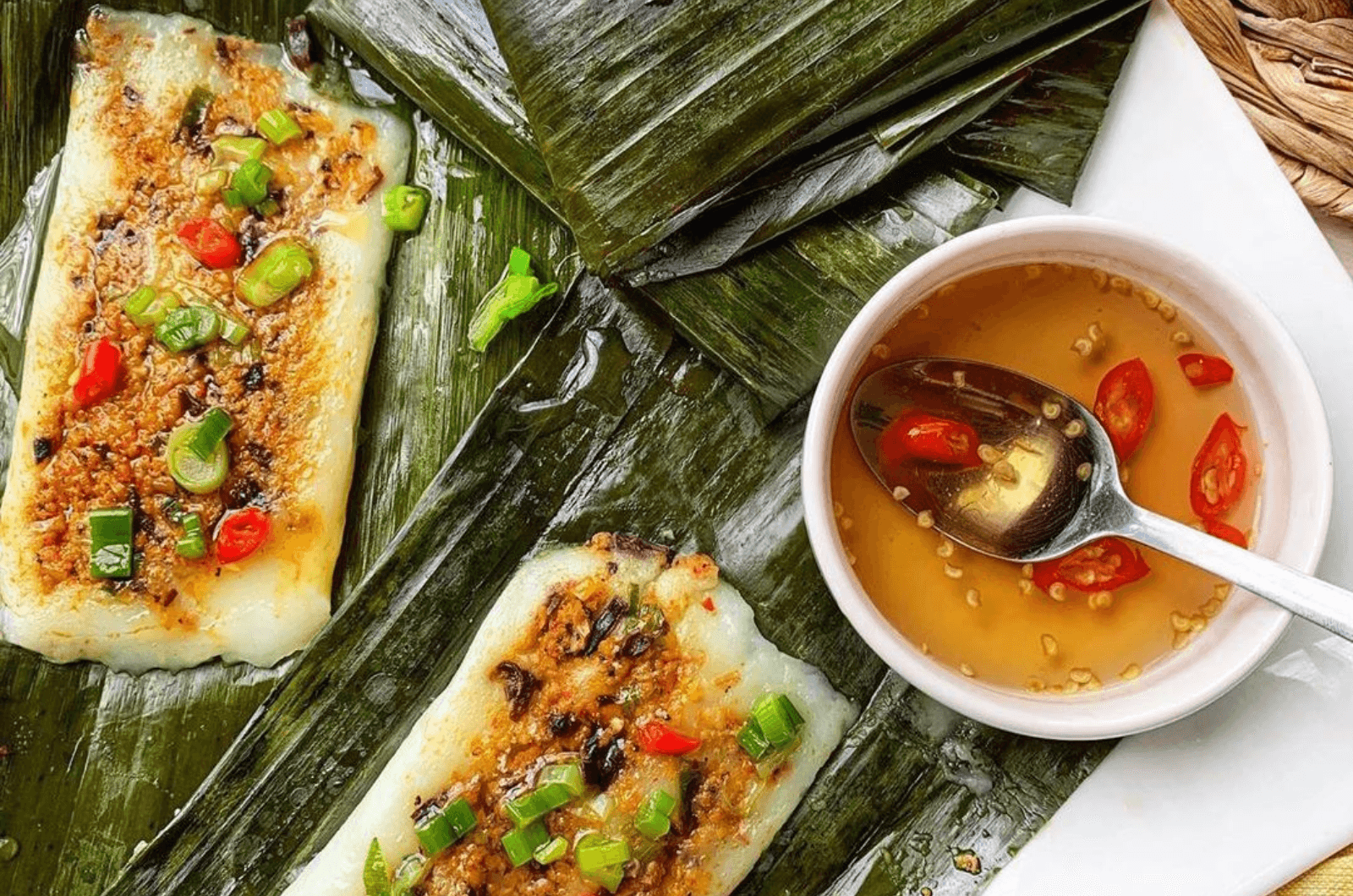 Các bước làm bánh nậm được thực hiện một cách tỉ mỉ