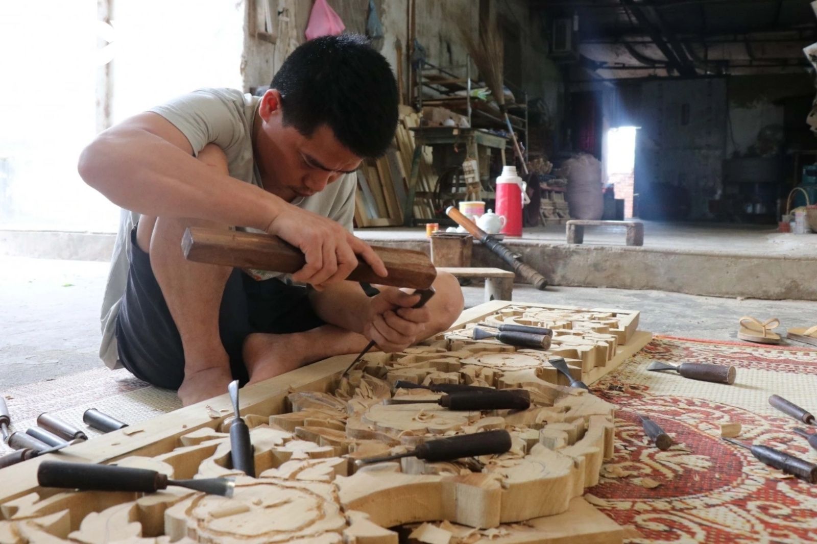 Các chi tiết hoa văn được chạm khắc một cách tỉ mỉ