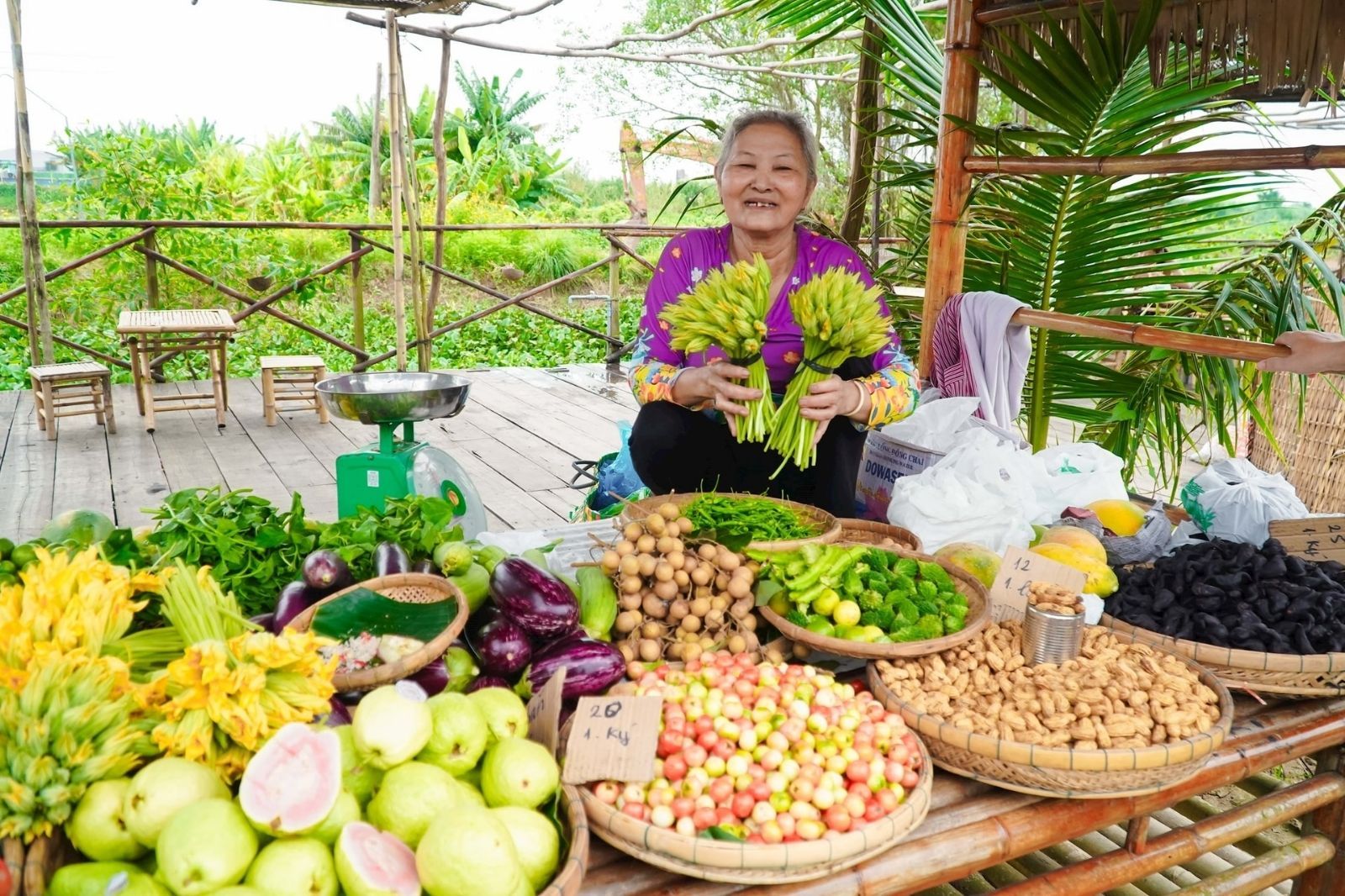 Các cô bán hàng ở chợ quê rất niềm nở
