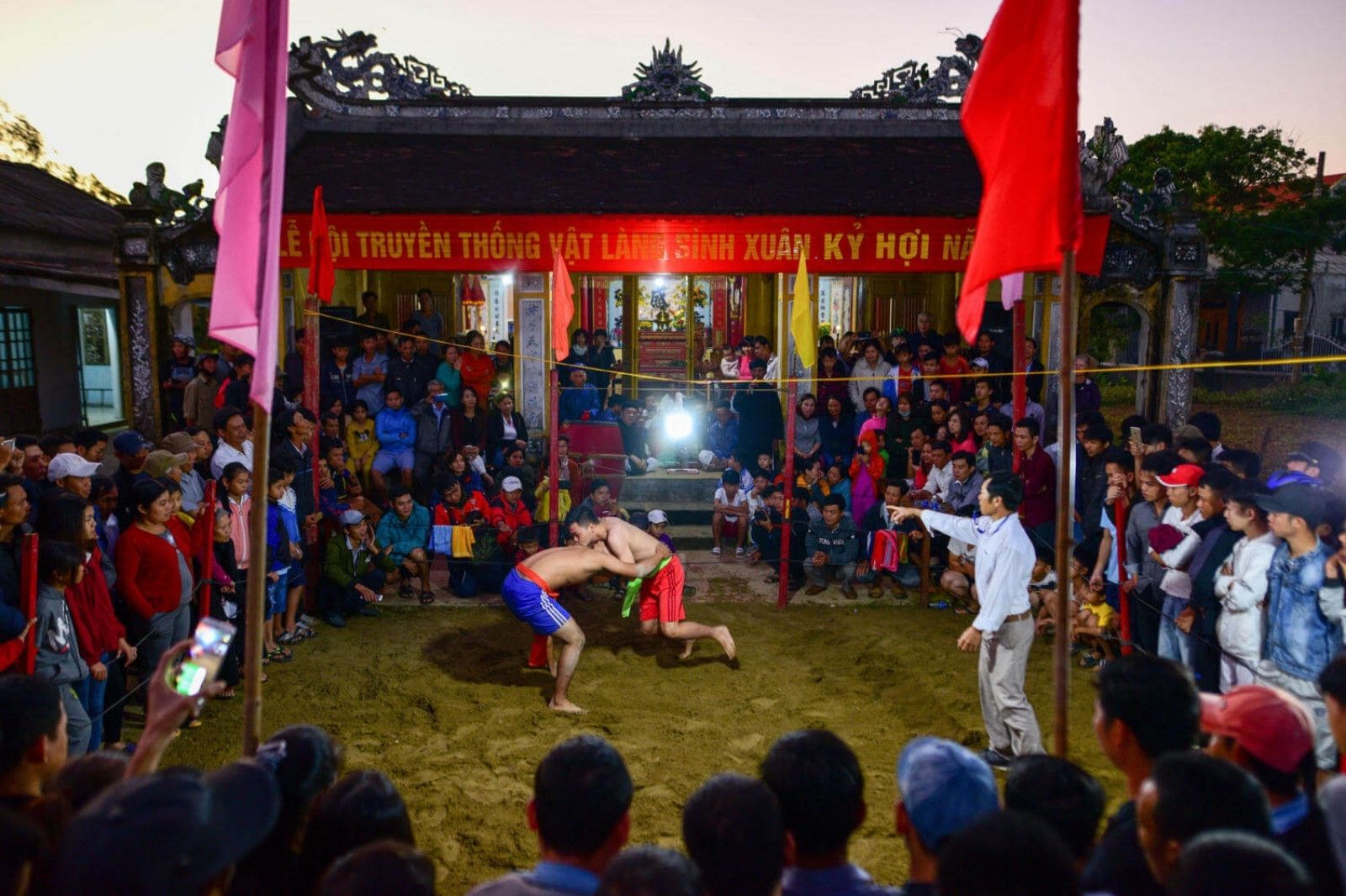 Các đô vật giao lưu trên tinh thần thượng võ