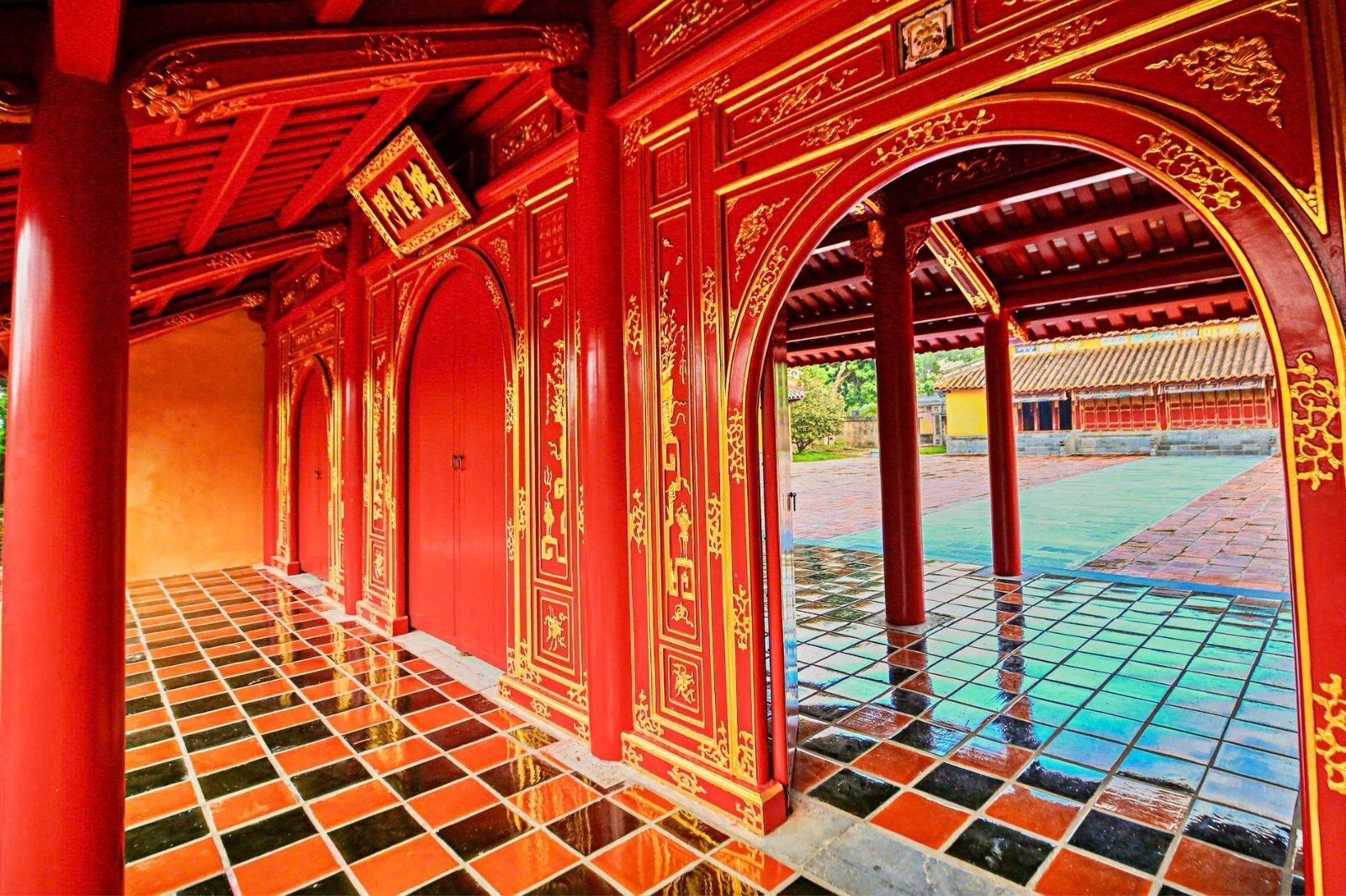 Các đường nét kiến trúc hoa văn được chạm khắc một cách tinh tế