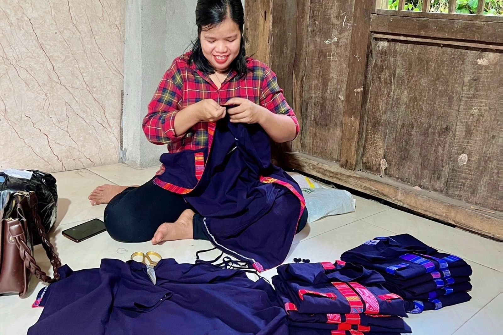 Các hoạt tiết thổ cẩm được thêu tay một cách tỉ mỉ