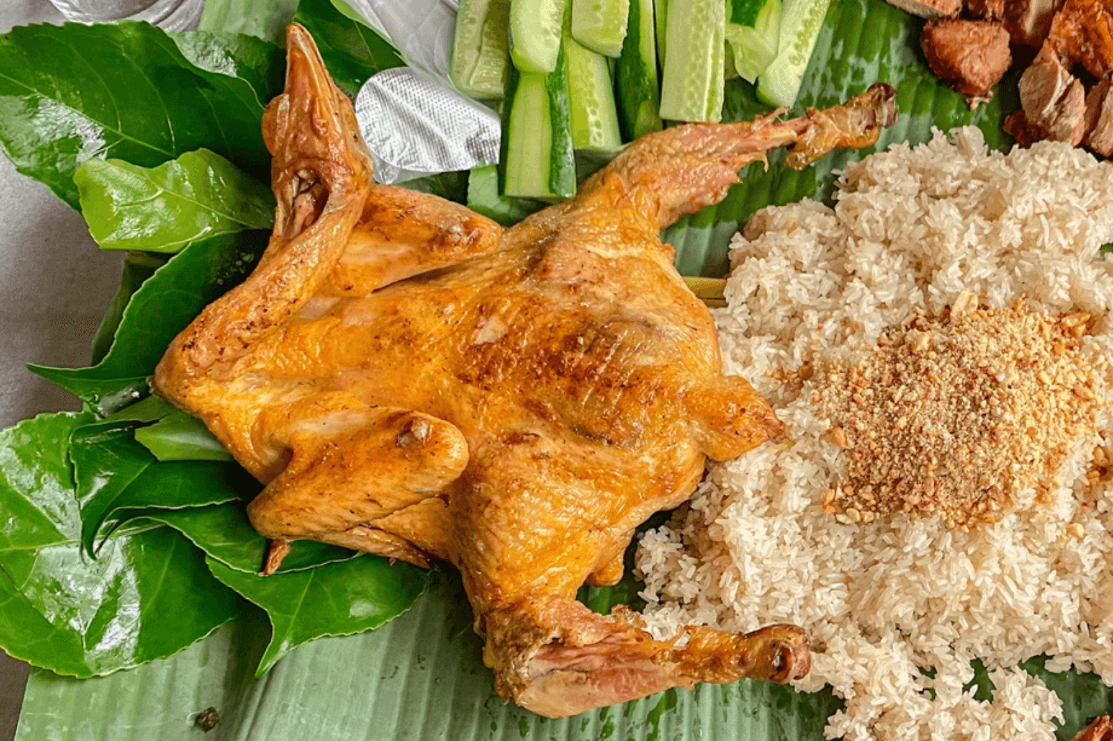 Các món ăn thường đi kèm nước chấm hoặc muối 
