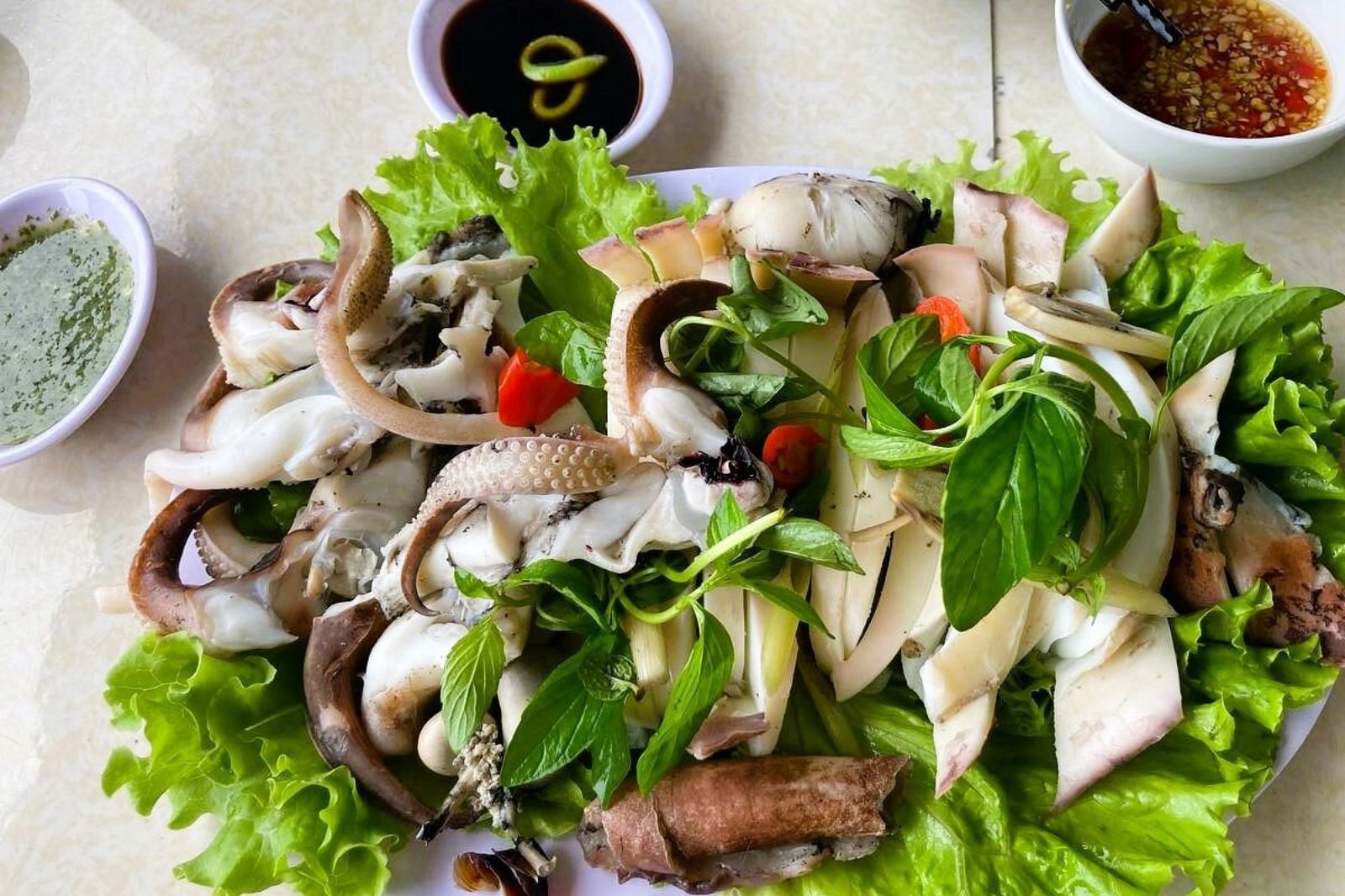 Các món ăn thường đi kèm nước chấm hoặc muối