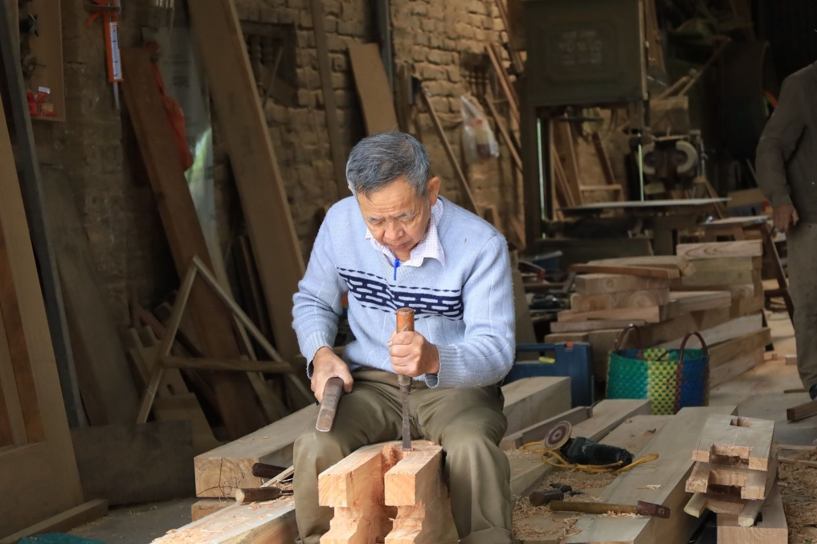 Các nghệ nhân làng mộc Gia Độ vẫn âm thầm gìn giữ hồn cốt văn hóa qua bao đời
