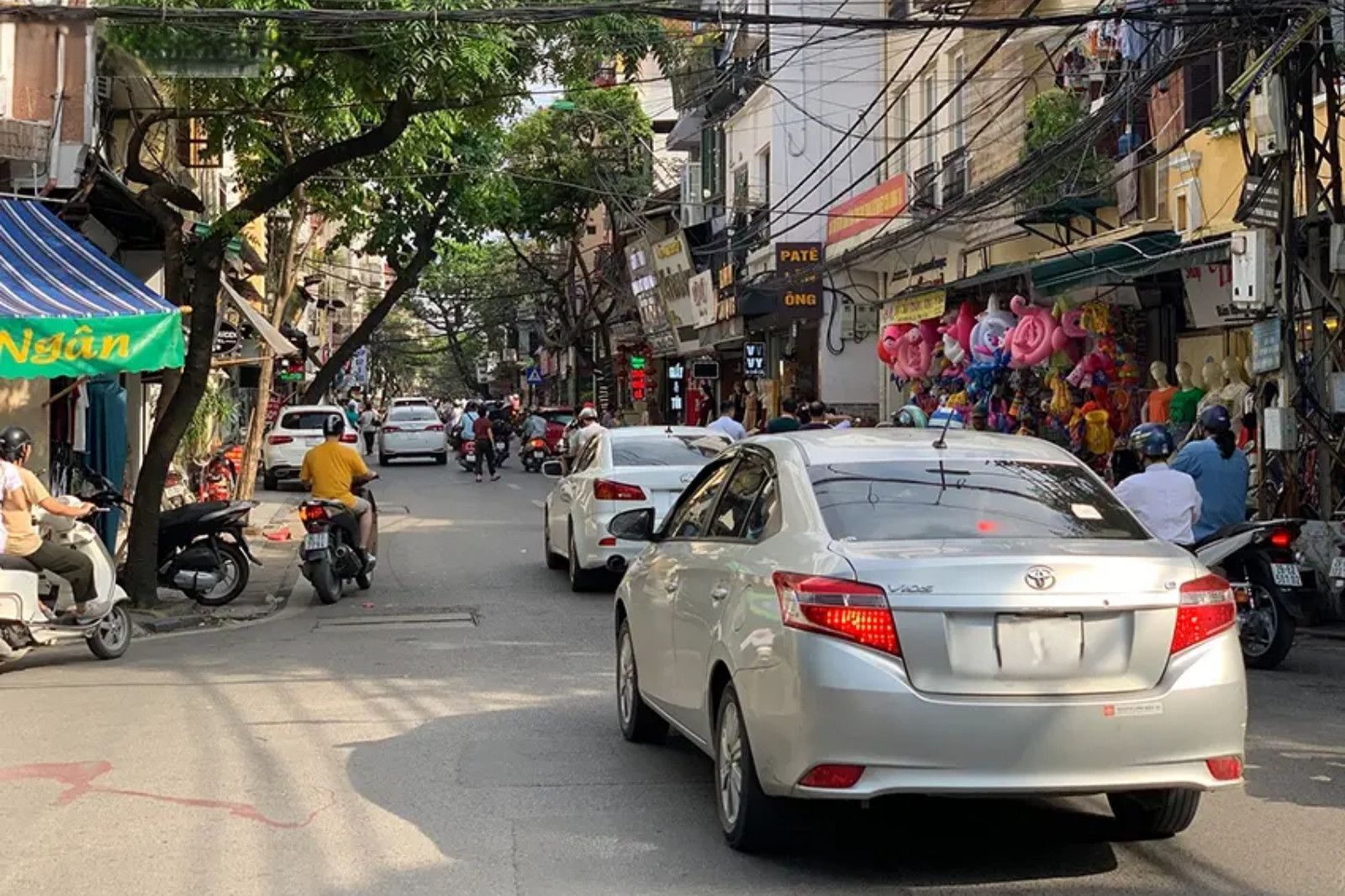 Các phương tiện giao thông di chuyển giữa đường phố Quảng Trị