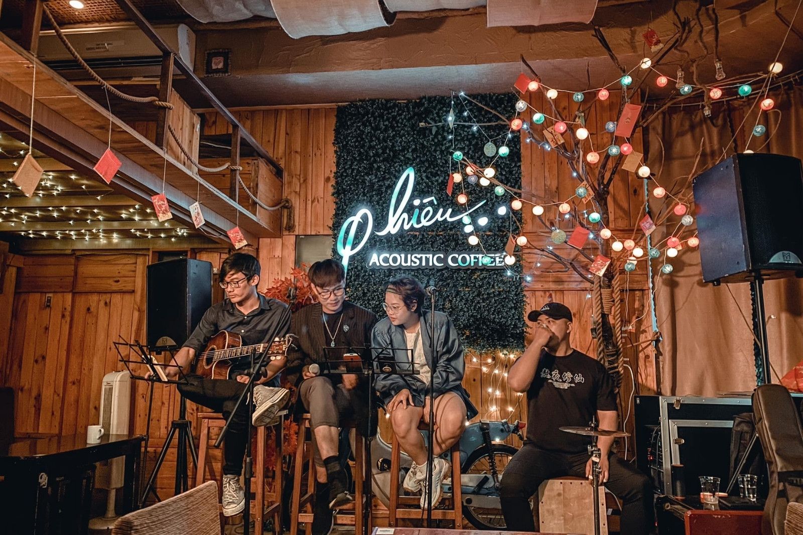 Các quán cà phê acoustic thu hút nhiều bạn trẻ