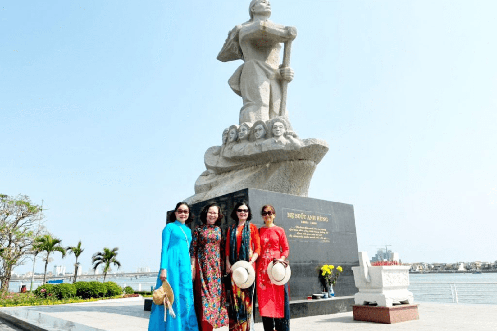 Các tour tượng đài mẹ Suốt không đòi hỏi nhiều sức lực