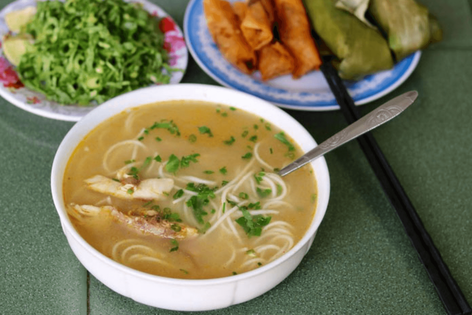 Cháo canh ăn cùng cải xanh cắt nhỏ và ram 