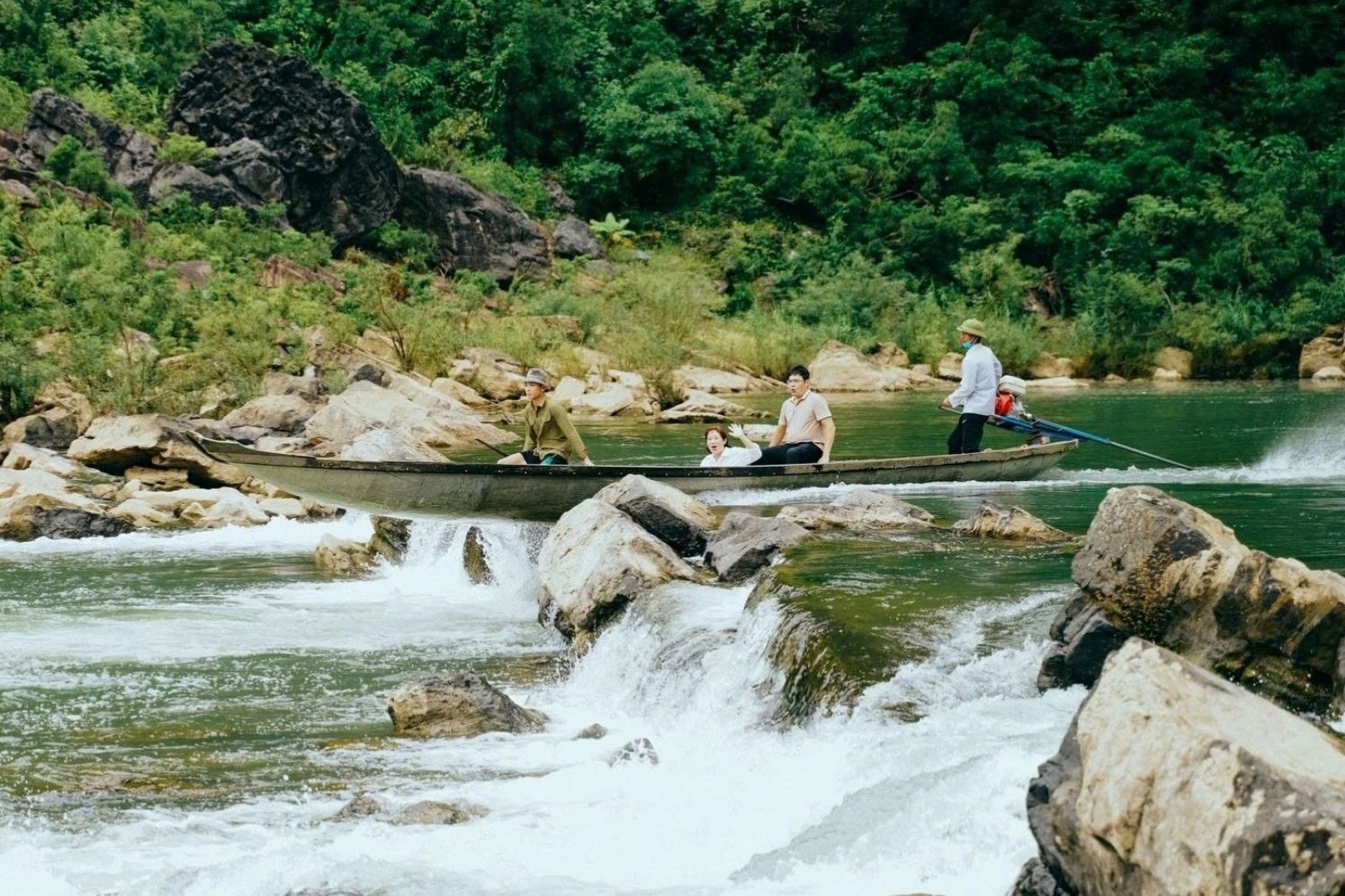Cảm giác hồi hộp khi ngồi trên thuyền xuôi theo dòng nước