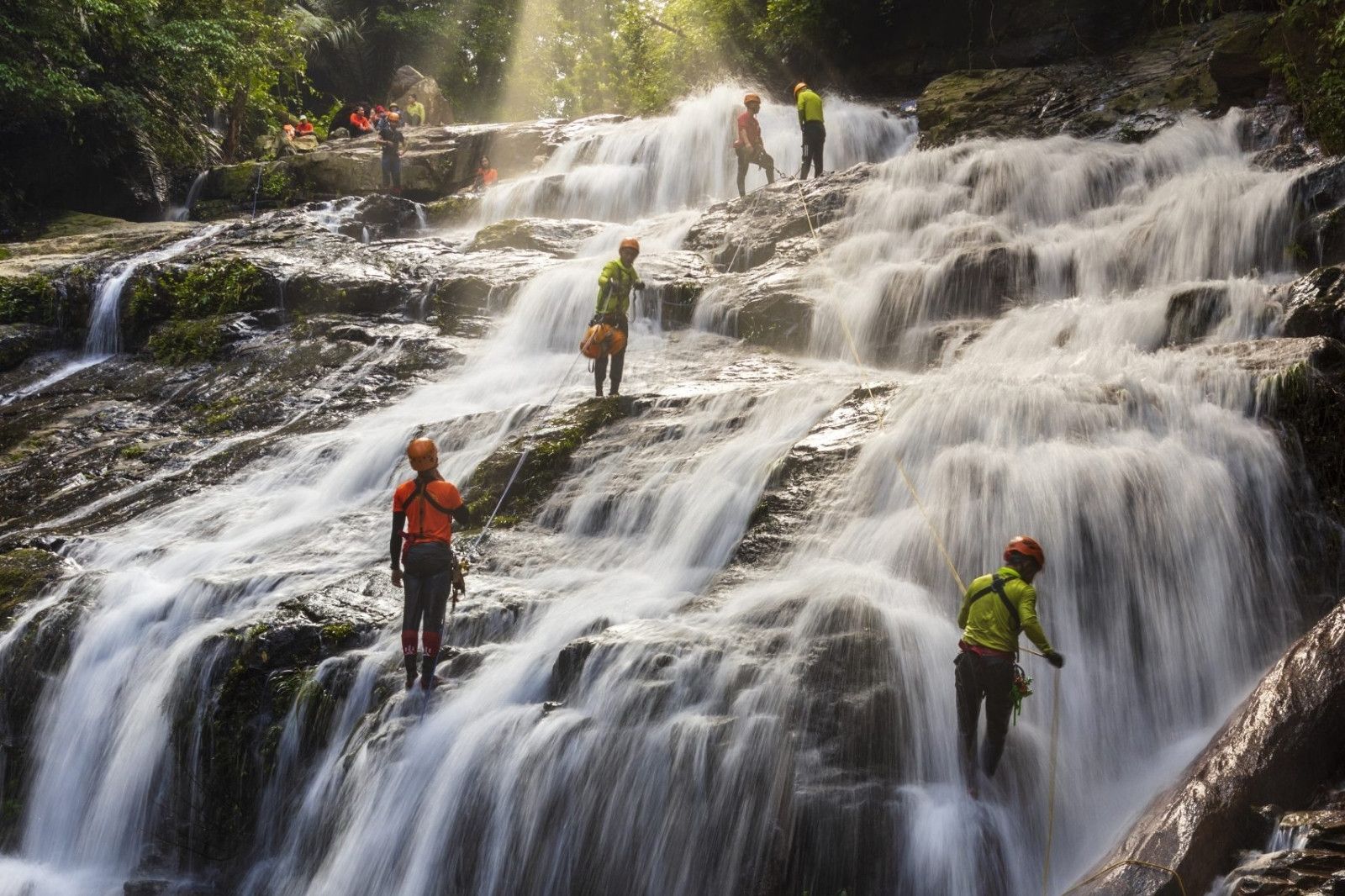 Cảm nhận dòng nước mát lạnh giữa đại ngàn
