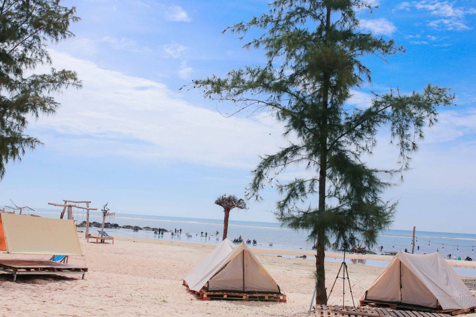 Cắm trại, lặng yên nghe tiếng sóng bên bờ biển