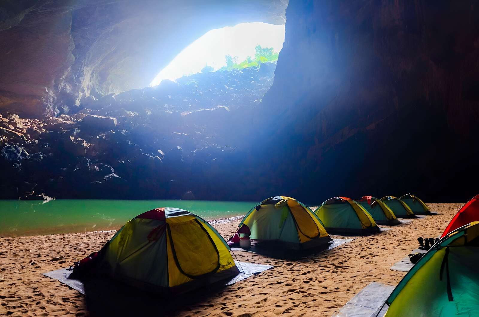 Cắm trại trong Hang Én