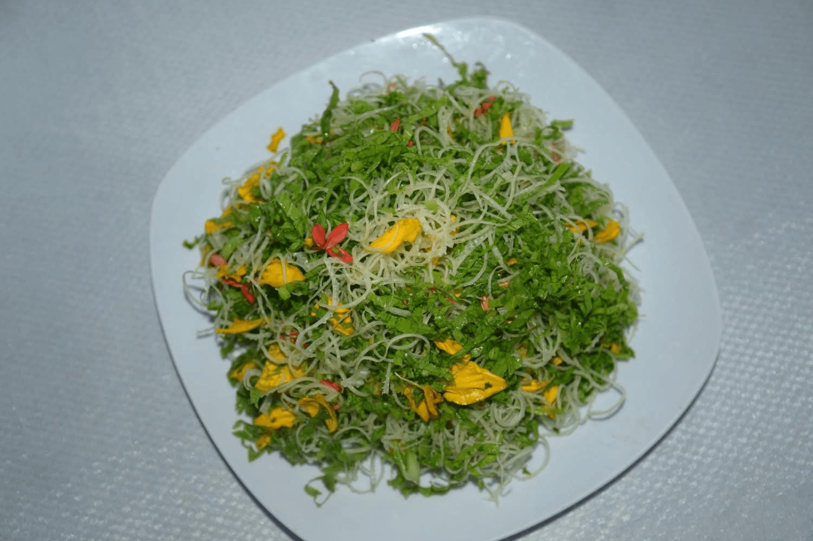 Canh ám ăn cùng các loại rau sống như bắp chuối non