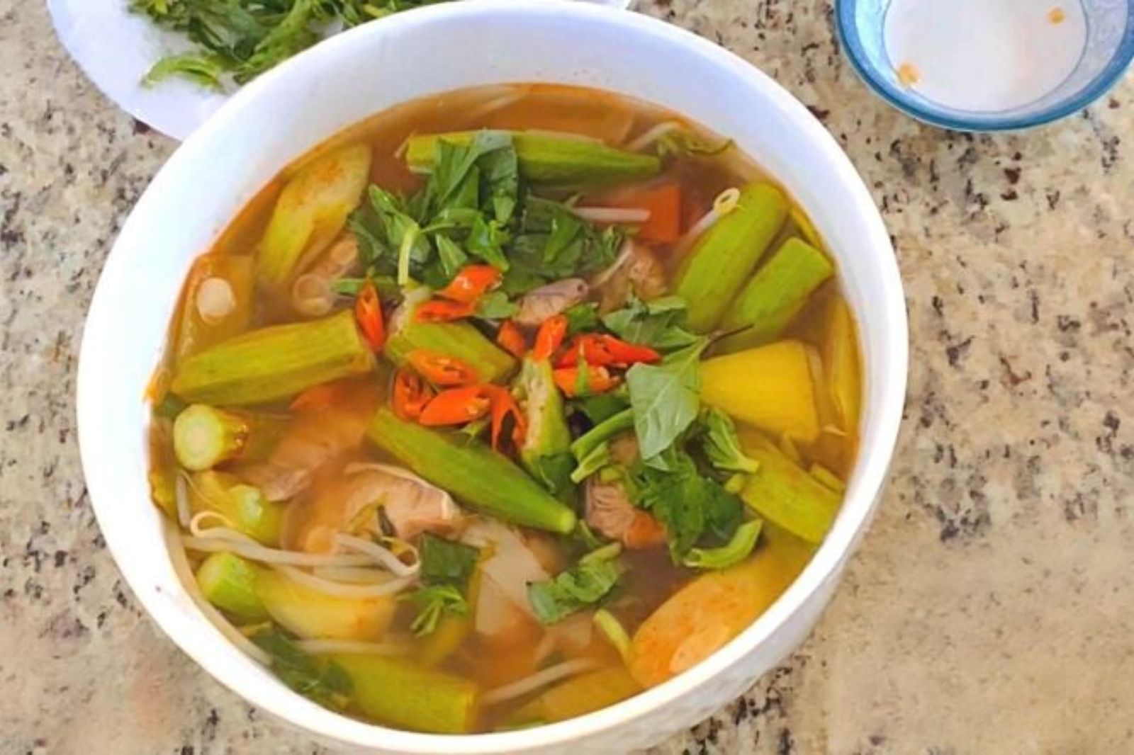 Canh chua trứng kiến là biểu tượng của sự sáng tạo