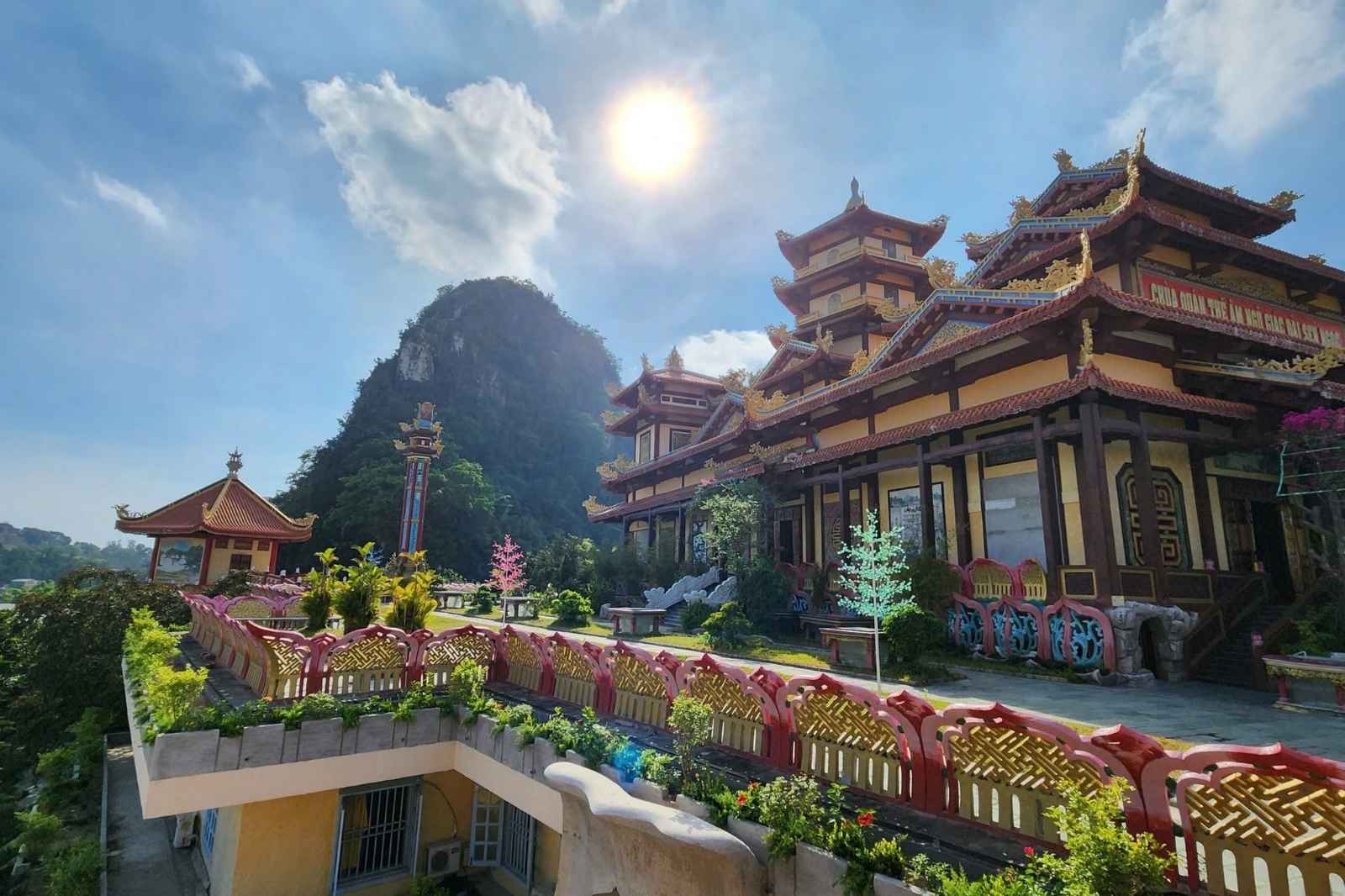 Cảnh quan thanh tịnh trong chùa