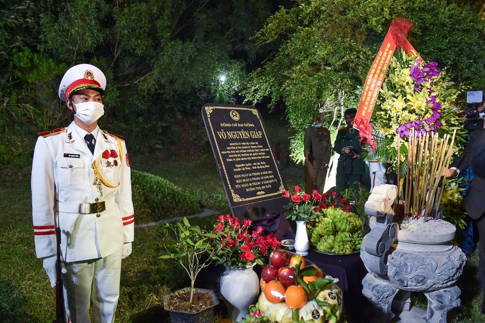 Cảnh vệ canh giữ bên mộ Đại tướng