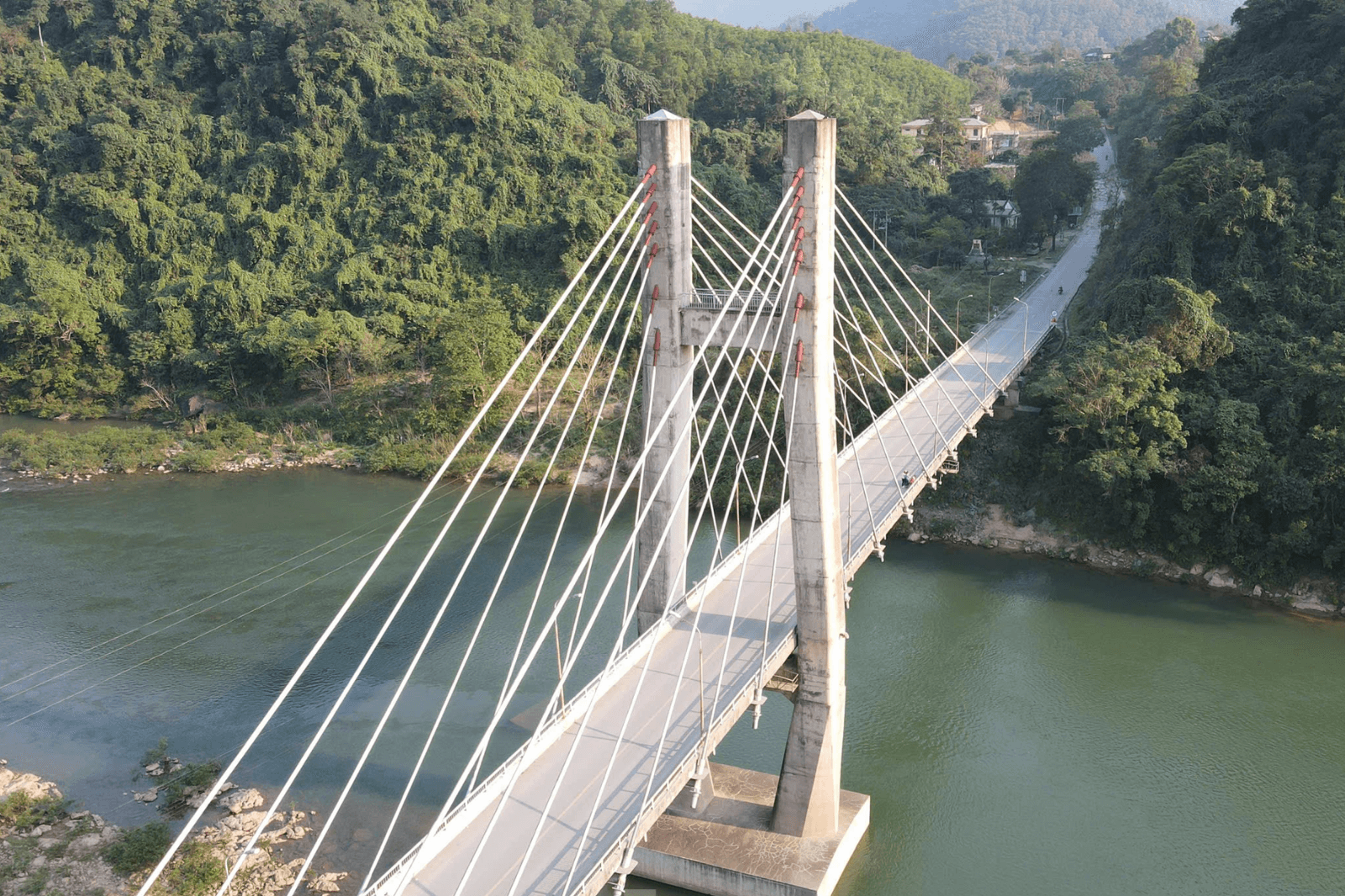 Cầu treo nằm trên con đường Hồ Chí Minh