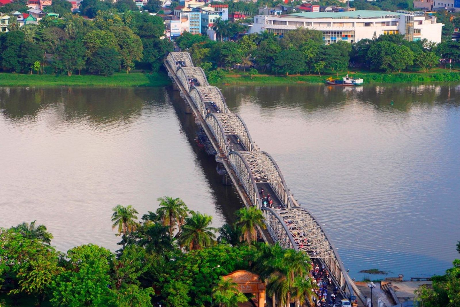 Cầu Trường Tiền huyền thoại, bắc ngang dòng Hương Giang