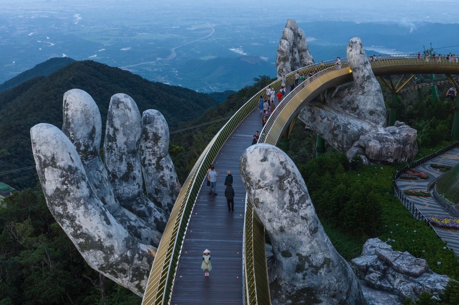 Cầu Vàng là địa điểm tham quan, check-in được yêu thích