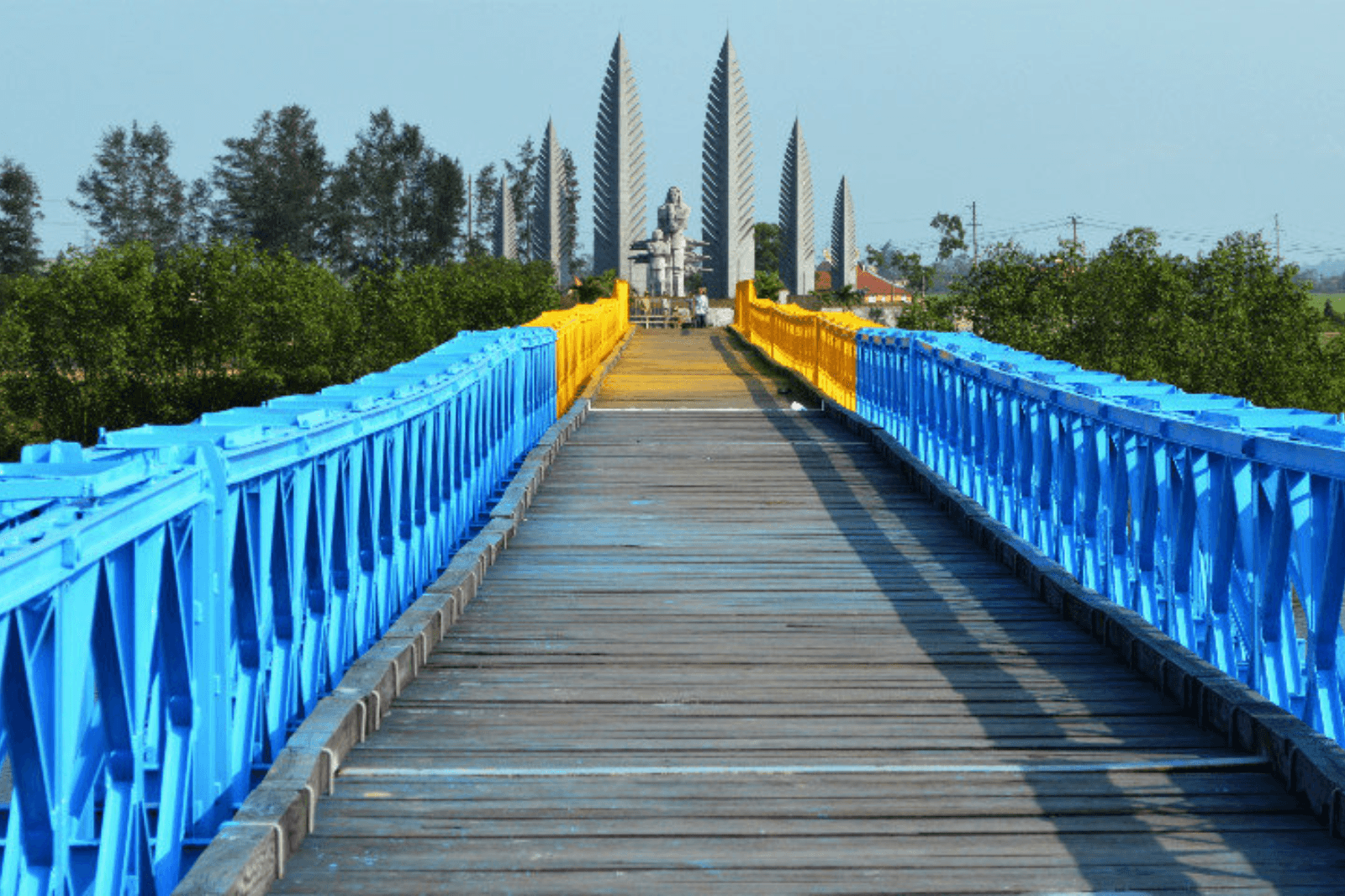 Cây cầu bắc ngang sông Bến Hải