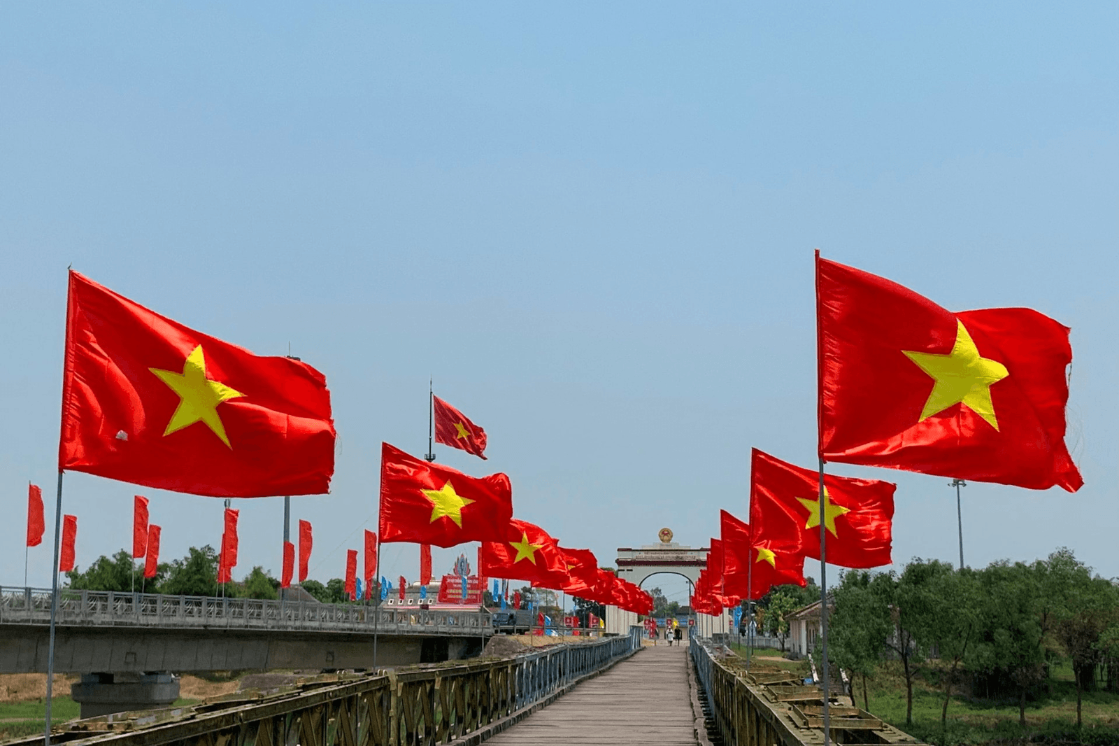 Cây cầu rực rỡ sắc đỏ vào mỗi dịp lễ