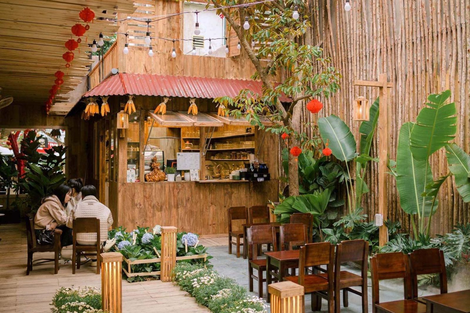 Cây xanh được khéo léo bố trí trong không gian của May Cafe mang đến sự tươi mát