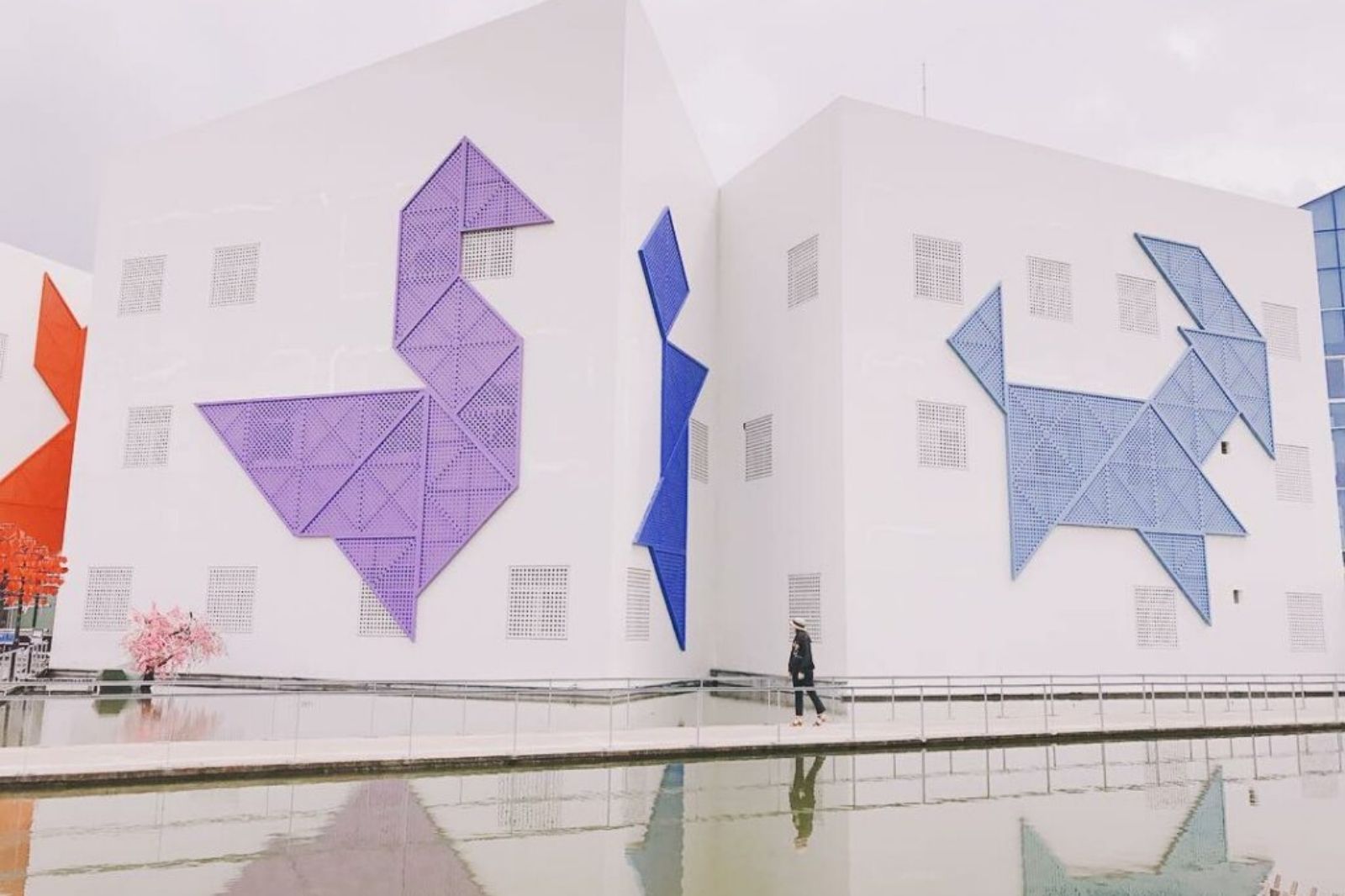 Check-in ấn tượng với bức tượng Tangram