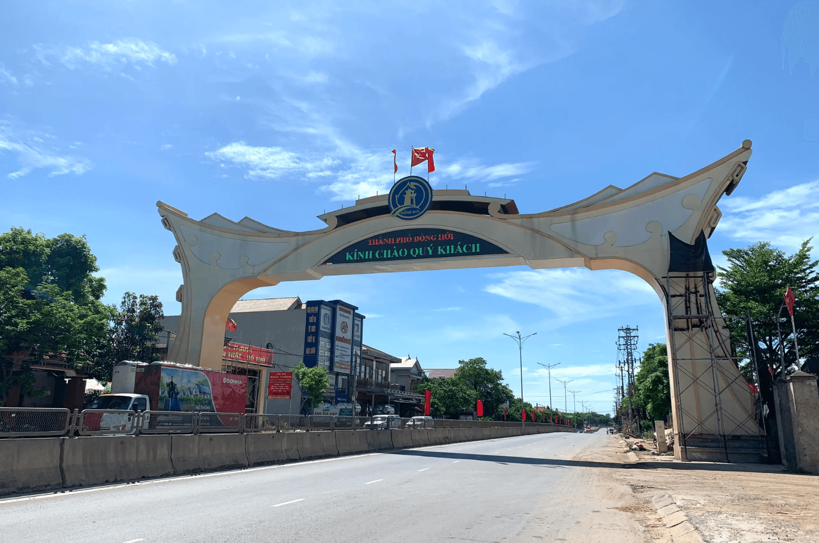 Check-in ấn tượng với Cổng chào Đồng Hới
