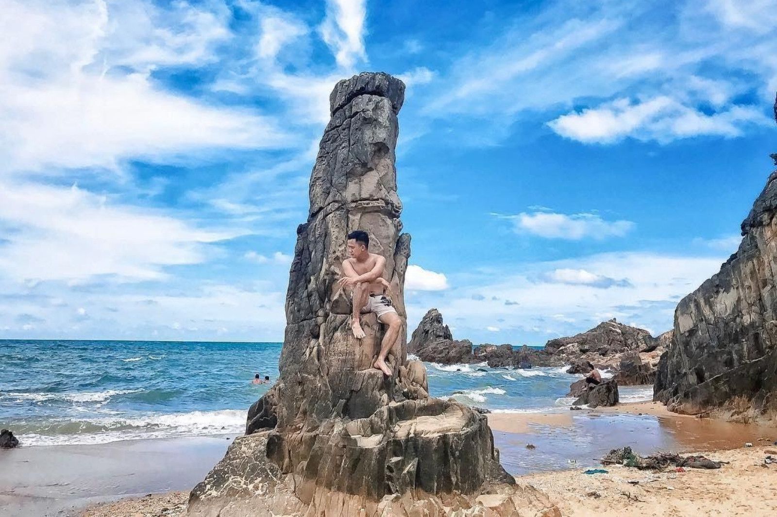 Check-in cùng những khối đá độc lạ tại biển Đá Nhảy