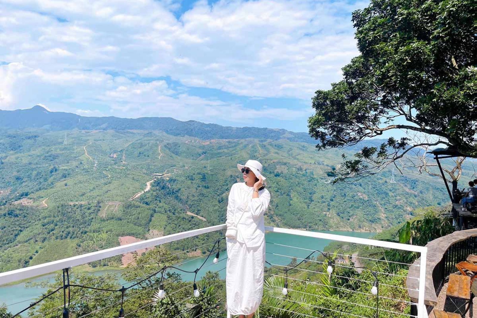 Check-in ở quán cà phê