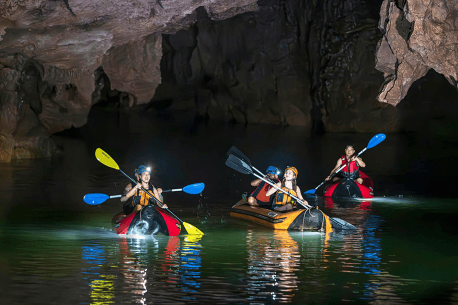 Chèo kayak đang là trải nghiệm được các bạn trẻ yêu thích 