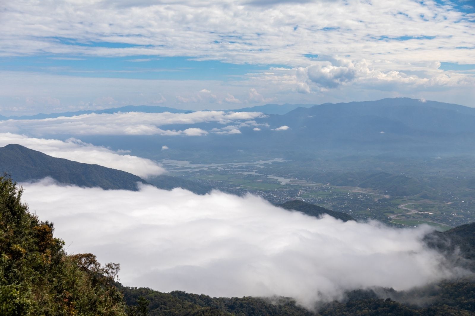 Chinh phục biển mây trên đỉnh nóc nhà Huế