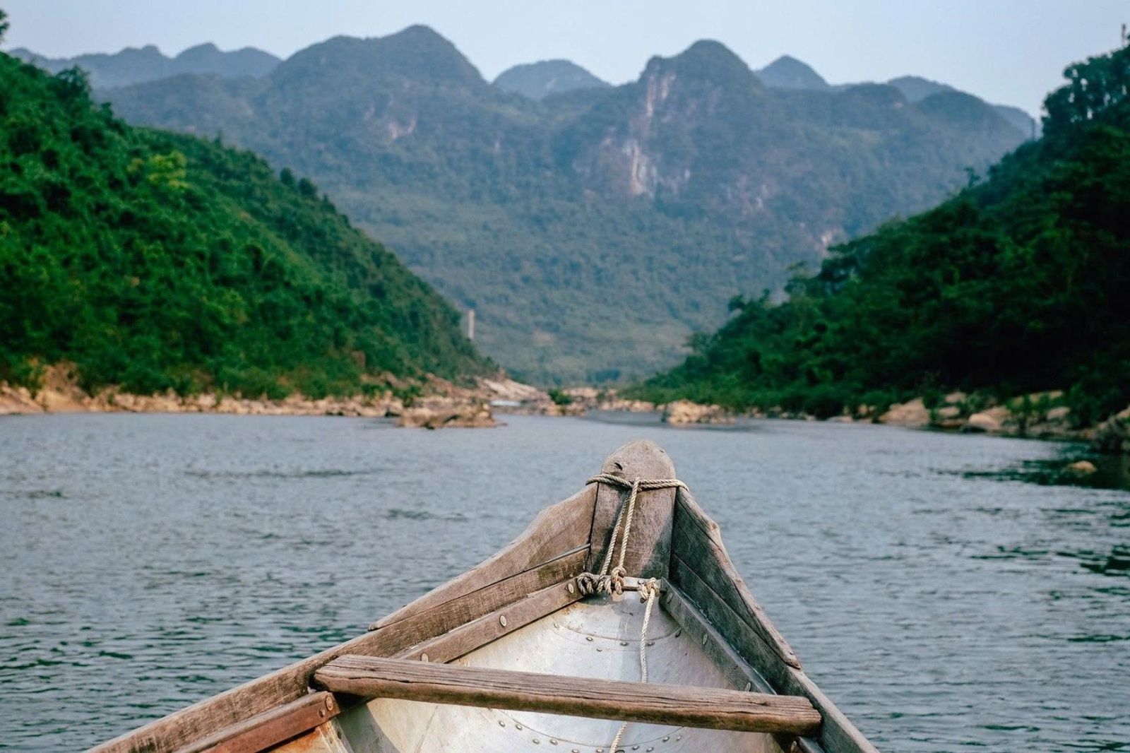 Chinh phục thác Tam Lu là một thử thách khá gian nan