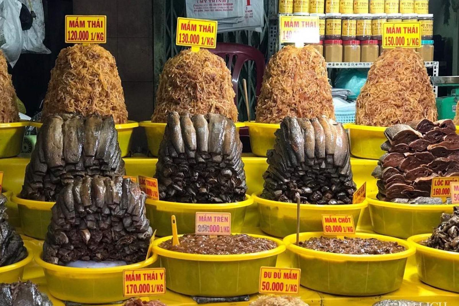 Chợ Đồng Hới là địa điểm du khách nên ghé thăm khi muốn mua đặc sản Quảng Bình