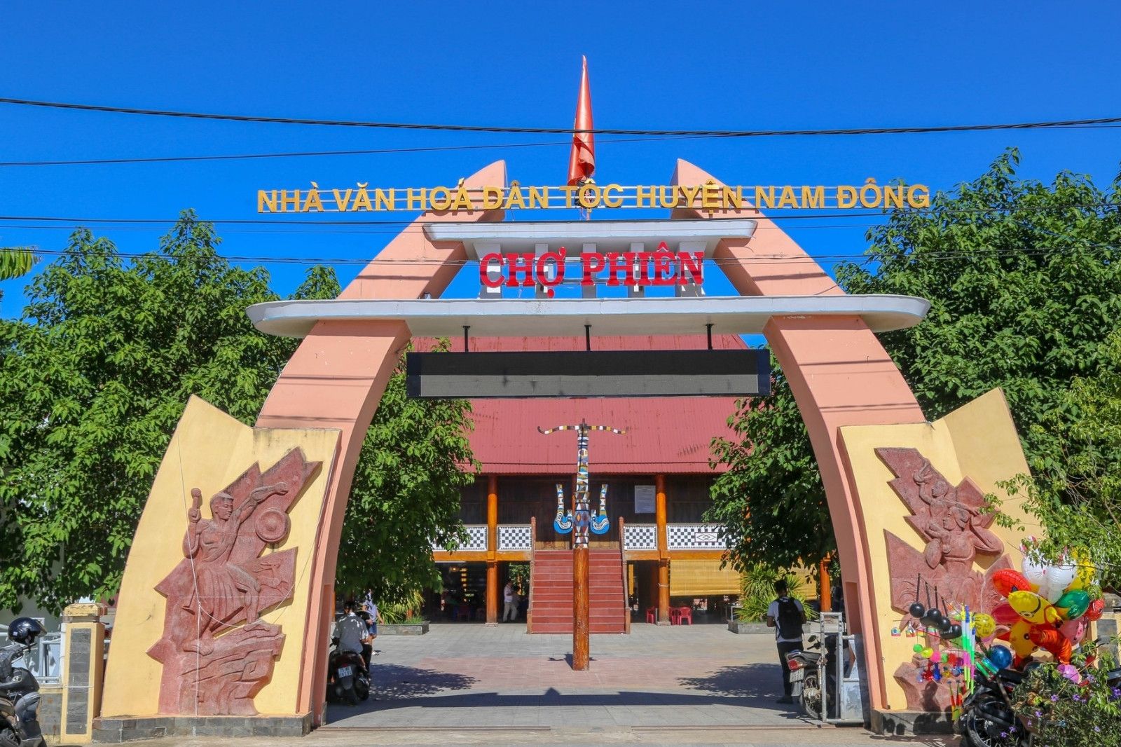 Chợ phiên Nam Đông, nơi thu hút khách du lịch về miền cao xứ Huế