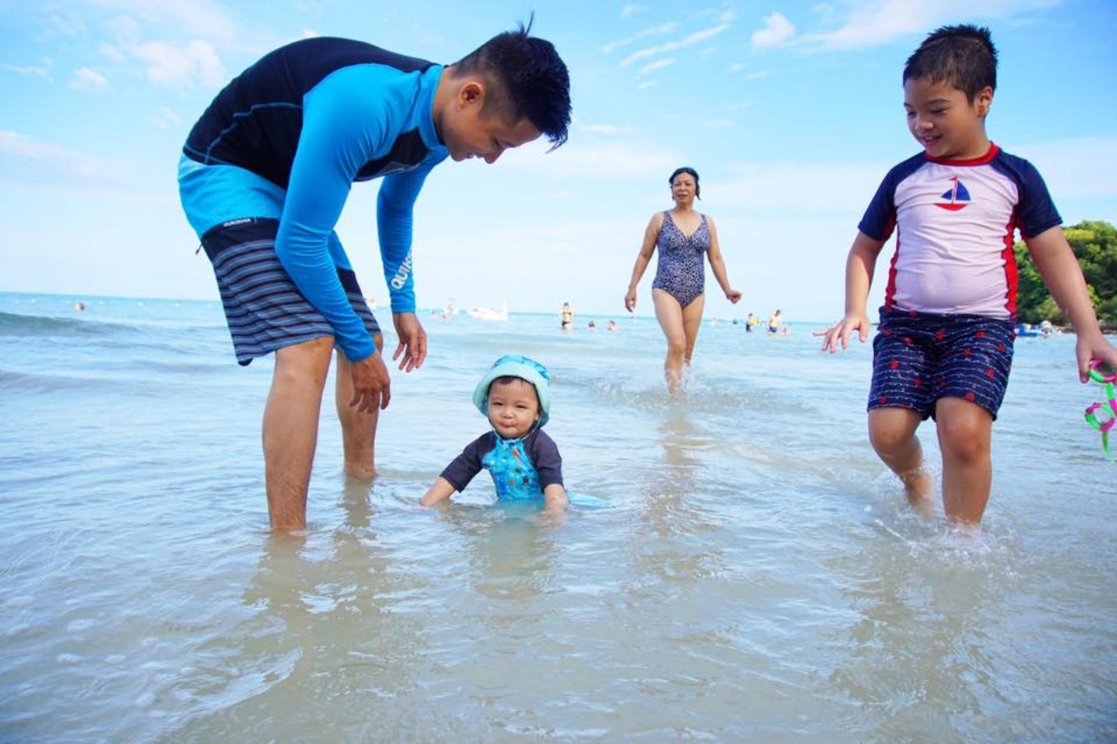 Cho trẻ tắm biển ở khu vực nước nông để đảm bảo an toàn