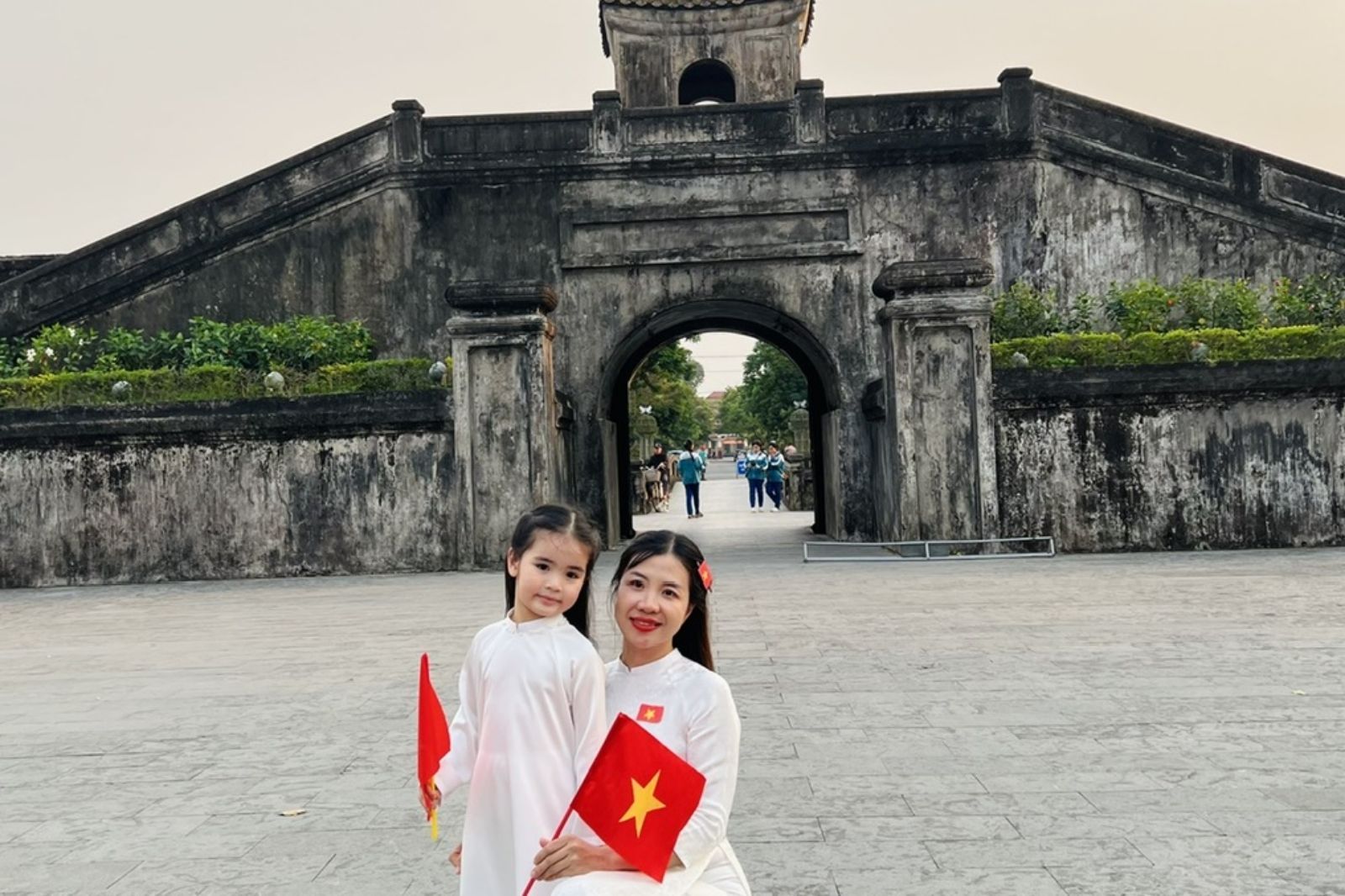 Chụp ảnh với Thành cổ