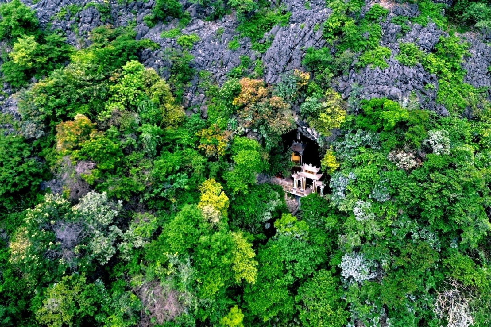 Chùa Địch Lộng nằm giữa lưng chừng núi