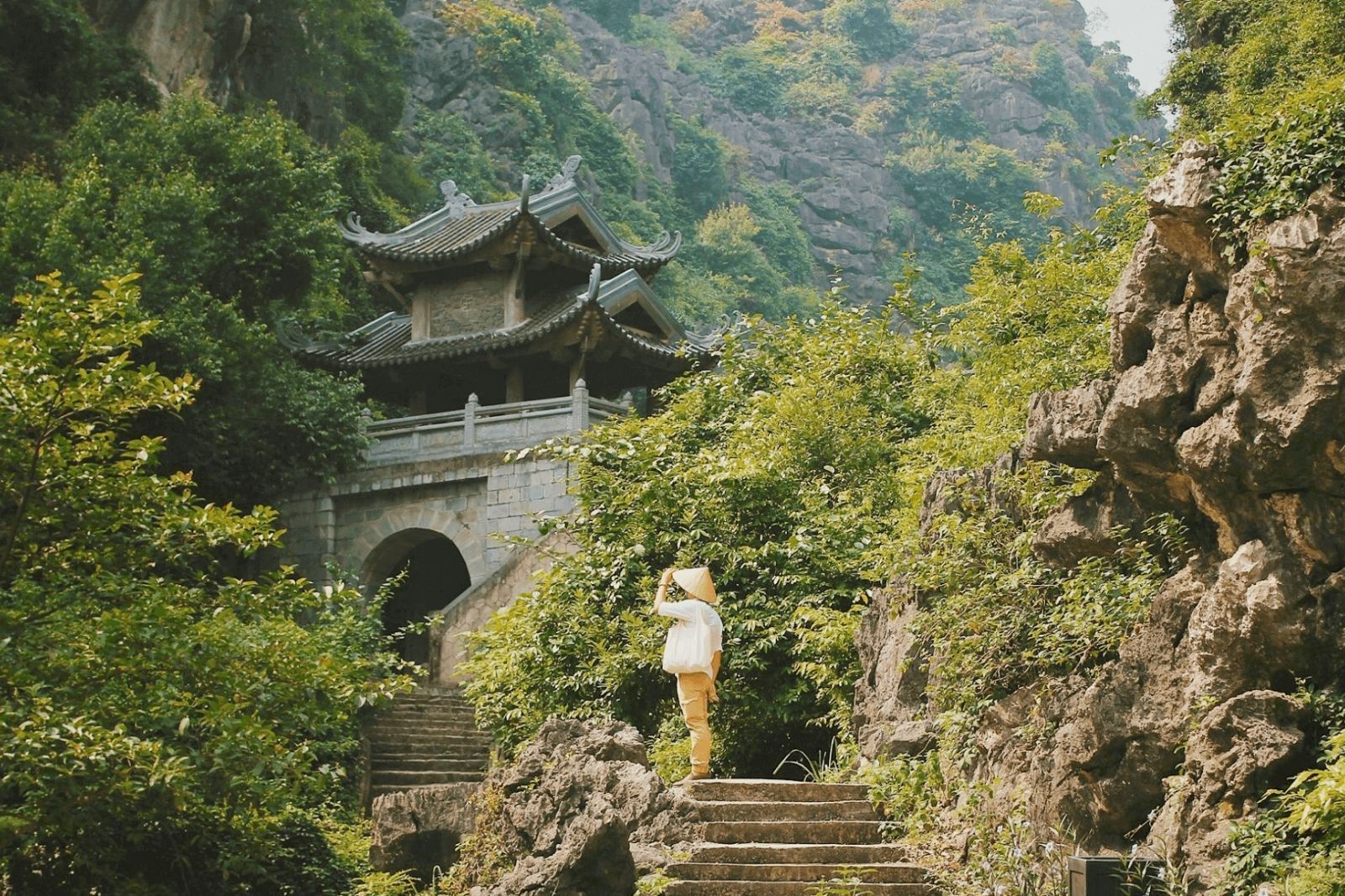 Chùa động Am Tiên từng là nơi tu hành của Thái Hậu Dương Vân Nga