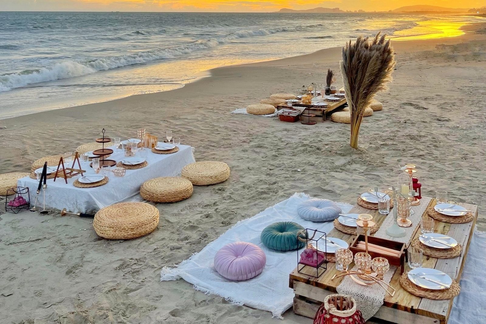 Chuẩn bị ăn uống, vui chơi bên bờ biển