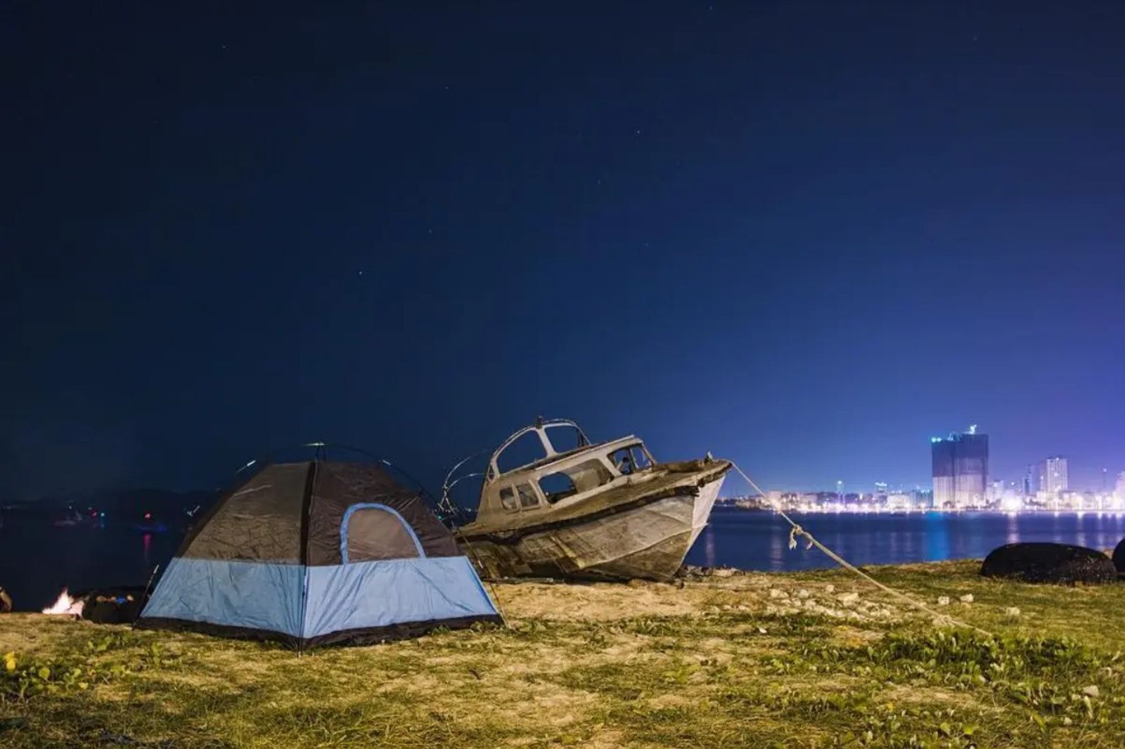 Chuẩn bị đầy đủ dụng cụ để có một buổi cắm trại an toàn