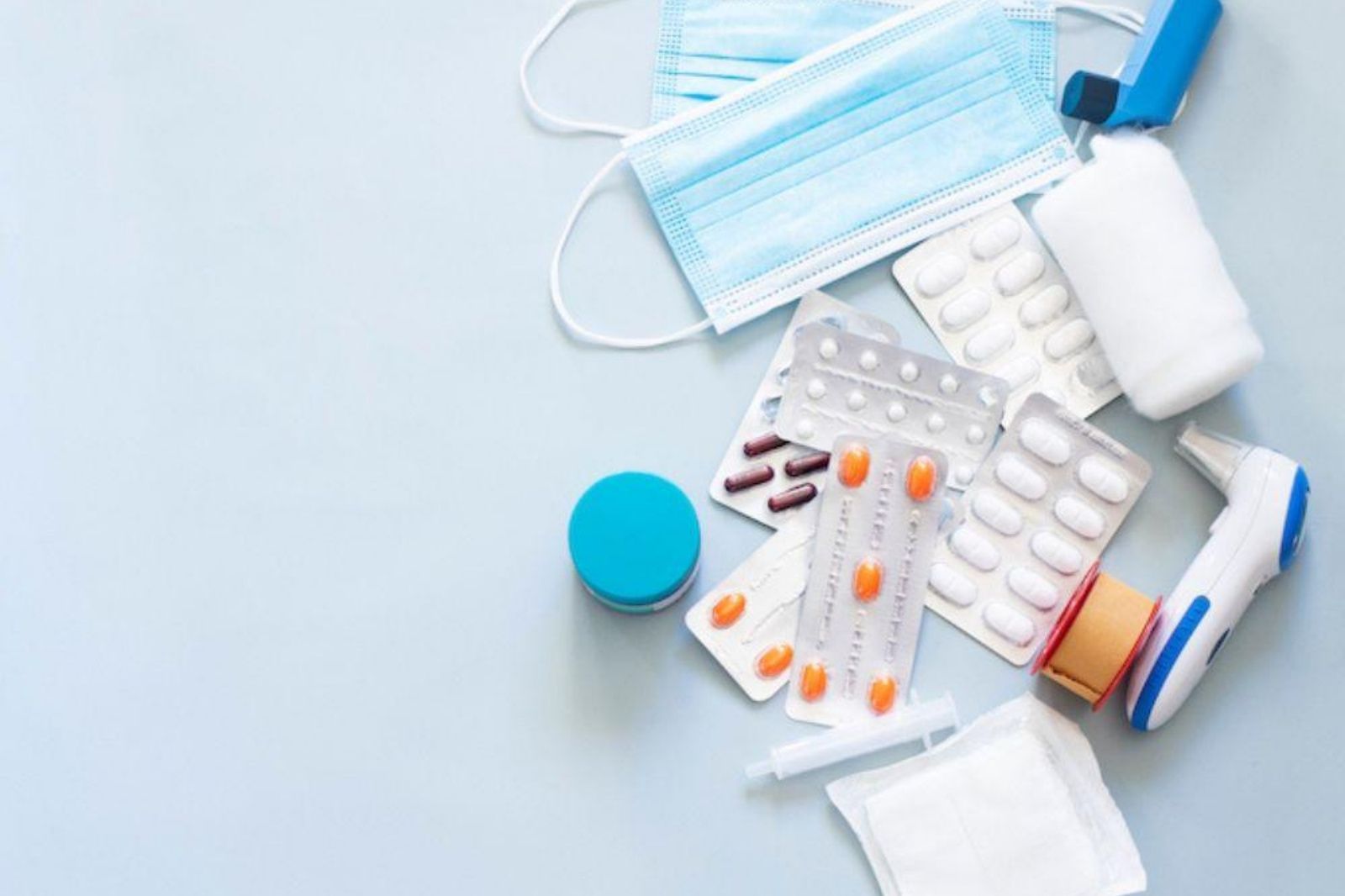 Chuẩn bị một số loại thuốc cần thiết khi đi du lịch