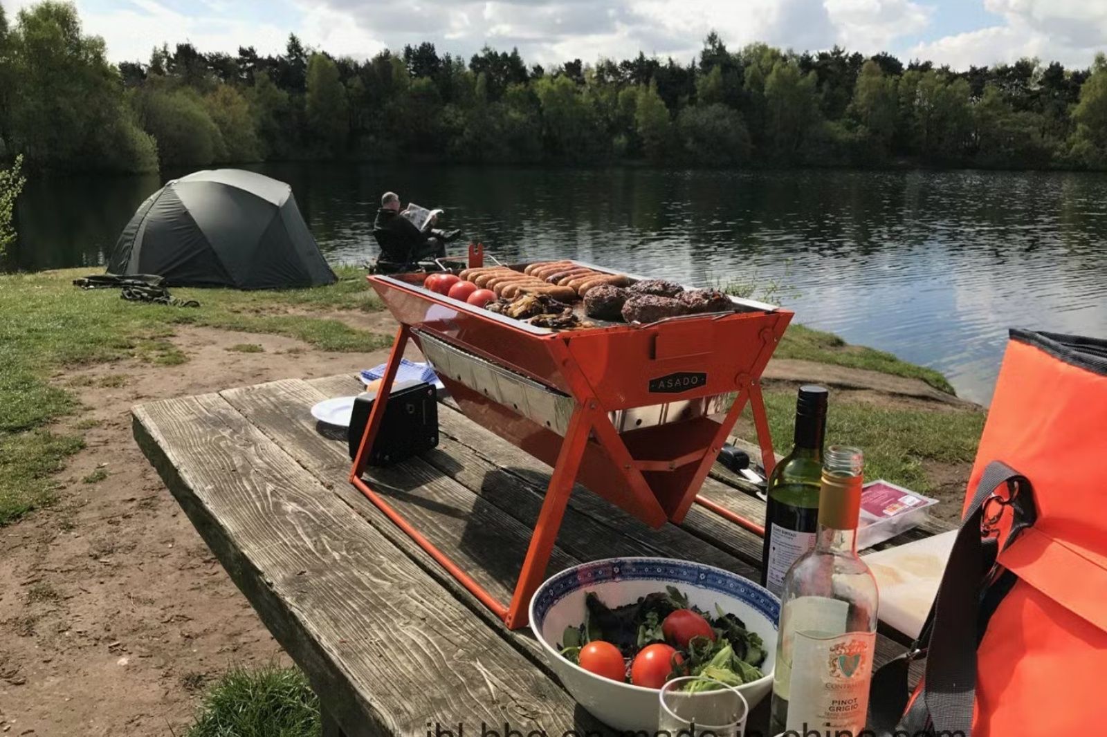 Chuẩn bị tiệc BBQ bên bờ hồ