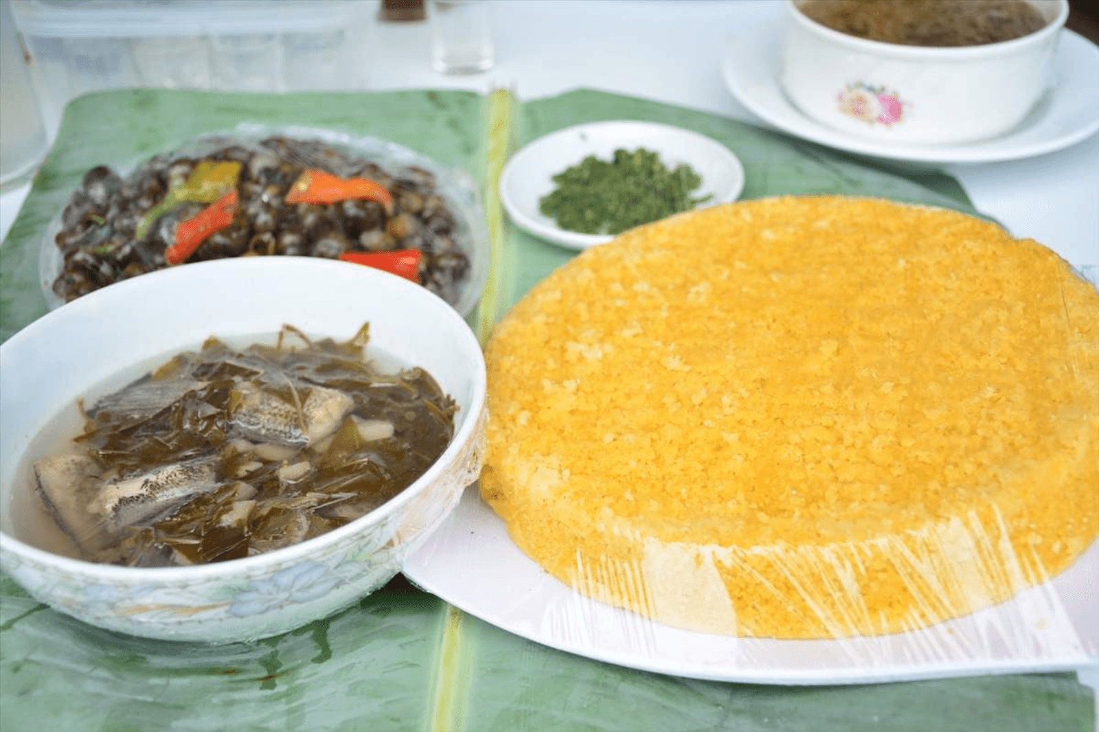 Cơm bồi được nấu từ ngô là chủ yếu 