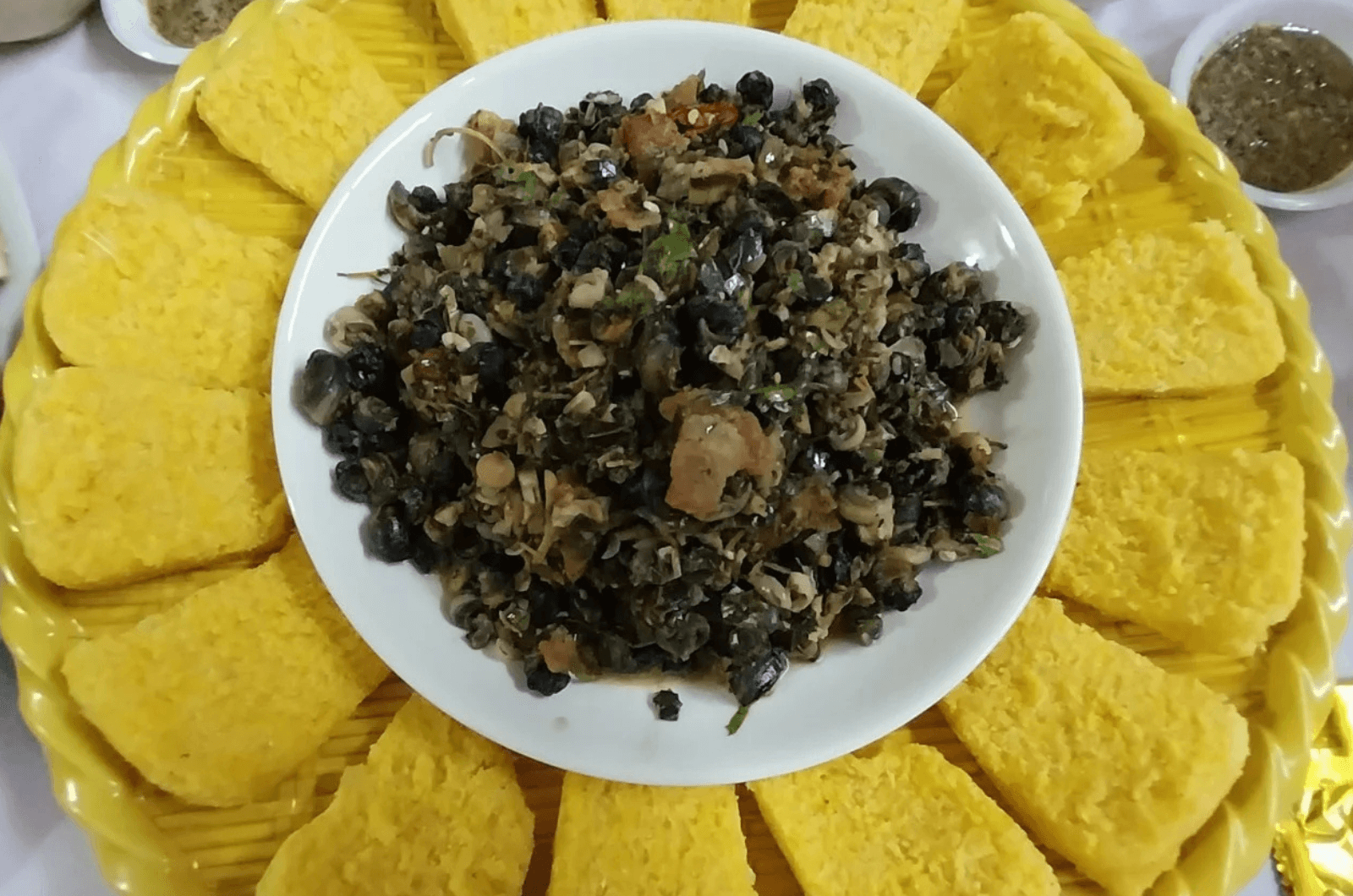 Cơm bồi thường được ăn kèm với ốc đá