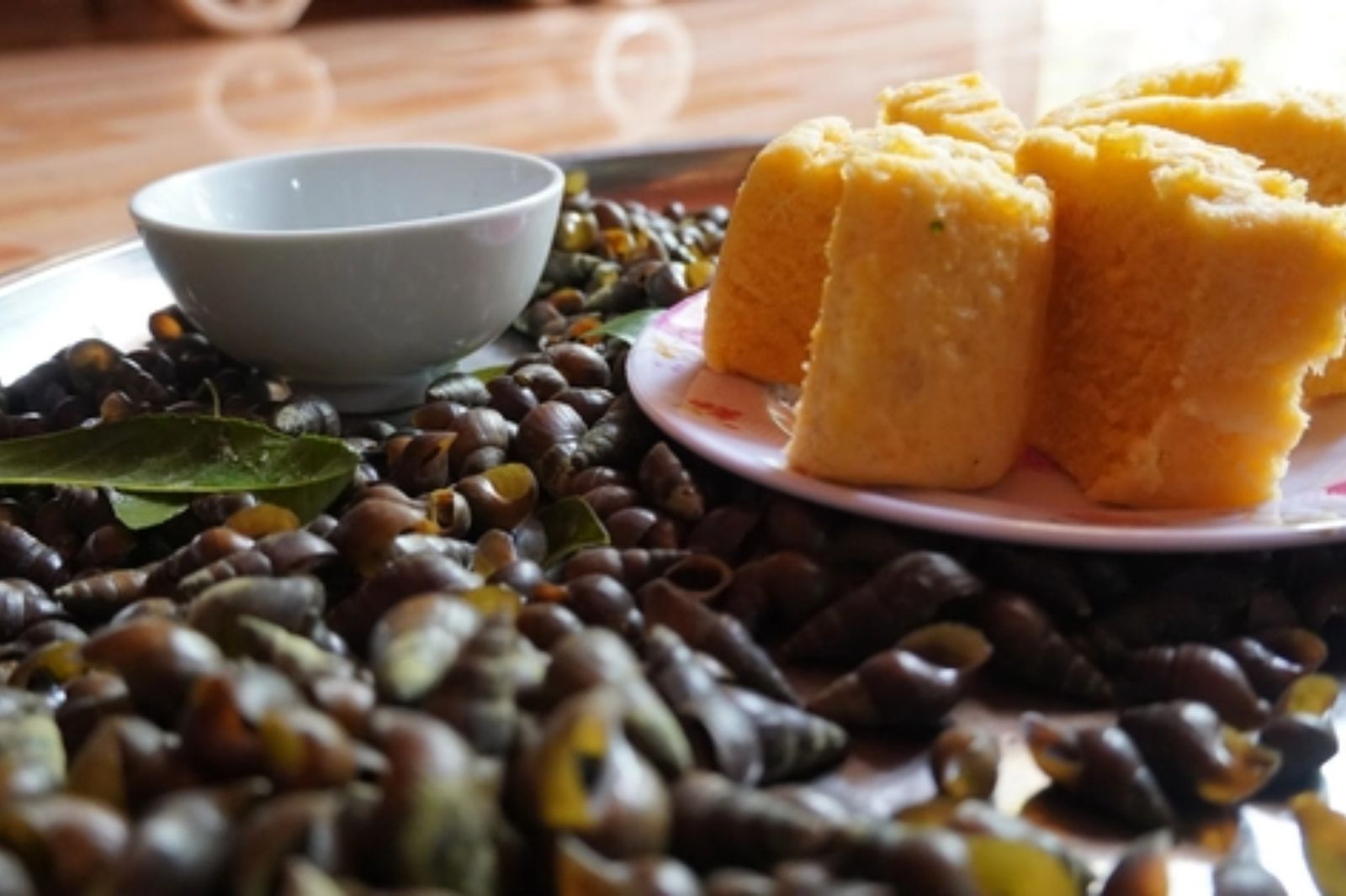 Cơm bồi thường được ăn kèm với ốc đá