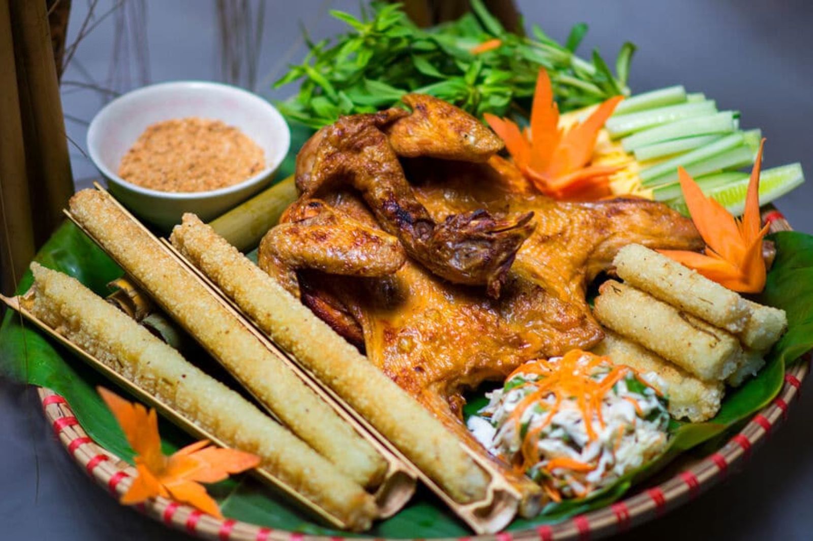 Cơm-lam-thường-ăn-chung-với-gà-nướng